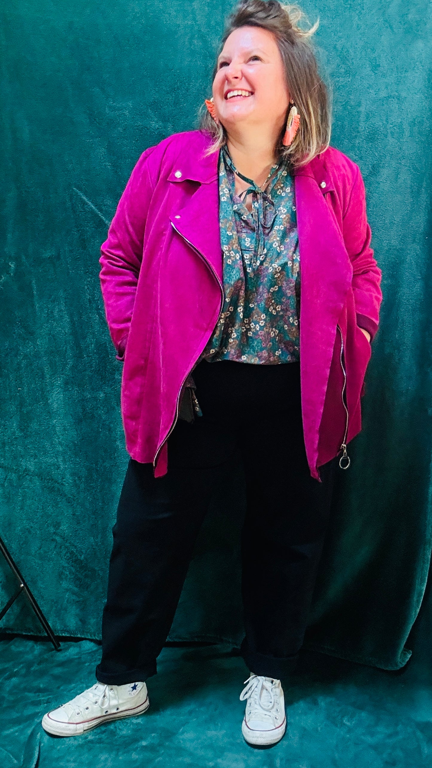 Cette veste perfecto grande taille prune est l'équilibre parfait entre confort, style et audace, idéale pour sublimer vos looks du quotidien ou au bureau.