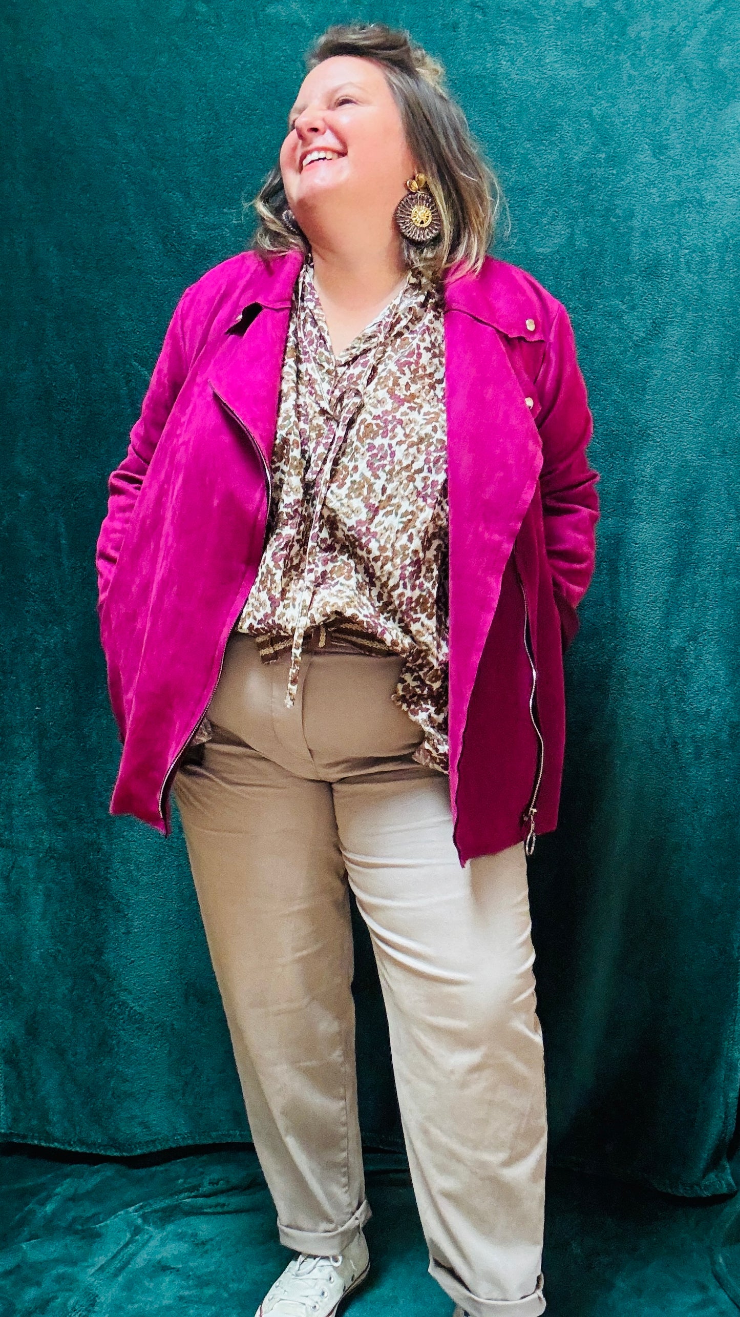Cette veste perfecto grande taille prune est l'équilibre parfait entre confort, style et audace, idéale pour sublimer vos looks du quotidien ou au bureau.