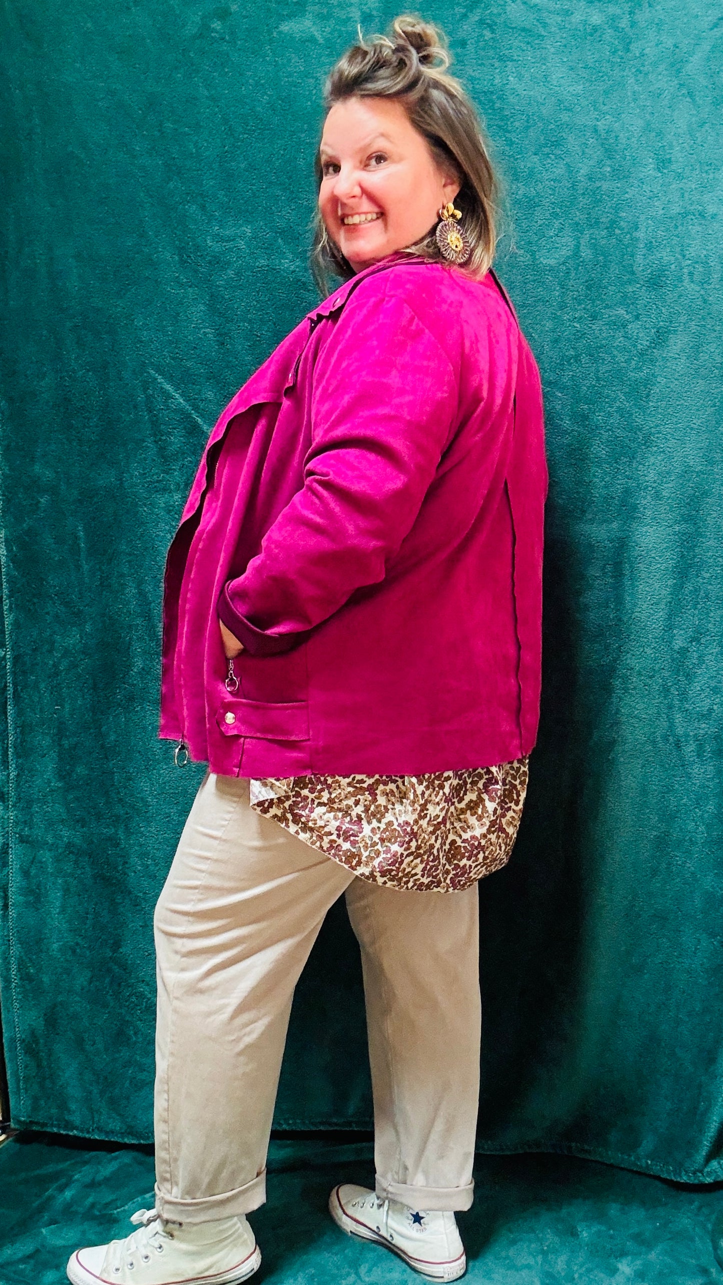 Cette veste perfecto grande taille prune est l'équilibre parfait entre confort, style et audace, idéale pour sublimer vos looks du quotidien ou au bureau.
