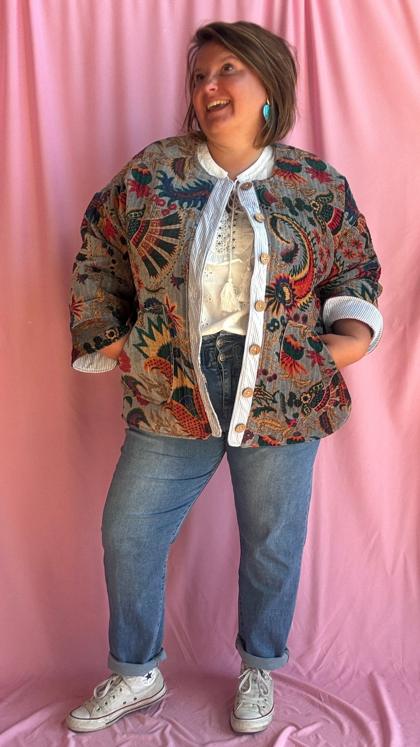 Ose l’originalité avec cette veste grande taille en velours grises motifs fleuris, une pièce unique au style créateur qui fait toute la différence
