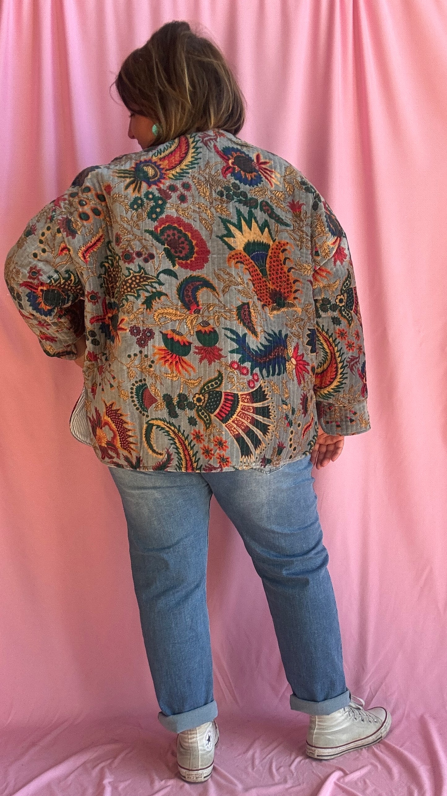 Ose l’originalité avec cette veste grande taille en velours grises motifs fleuris, une pièce unique au style créateur qui fait toute la différence