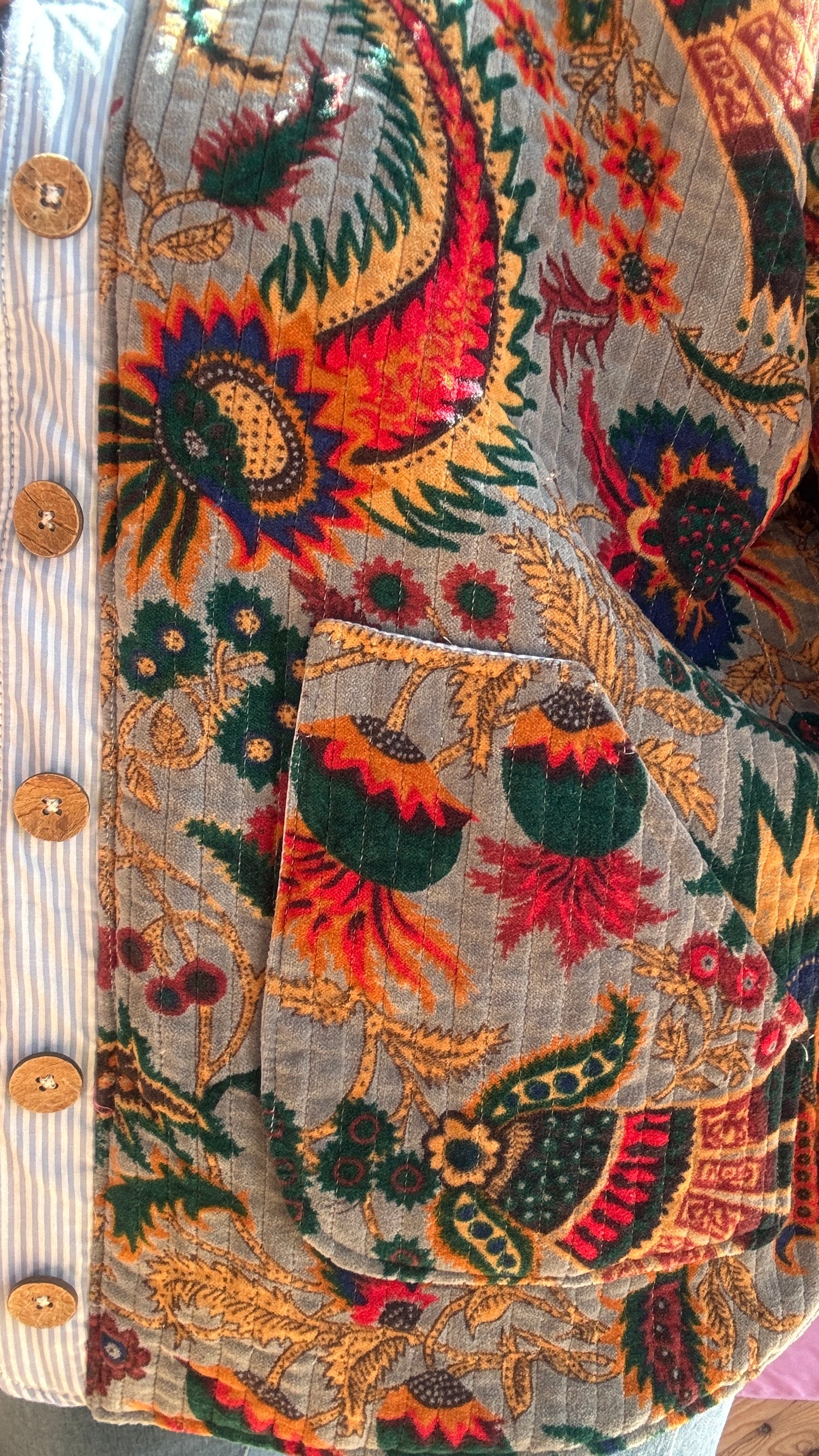 Ose l’originalité avec cette veste grande taille en velours grises motifs fleuris, une pièce unique au style créateur qui fait toute la différence
