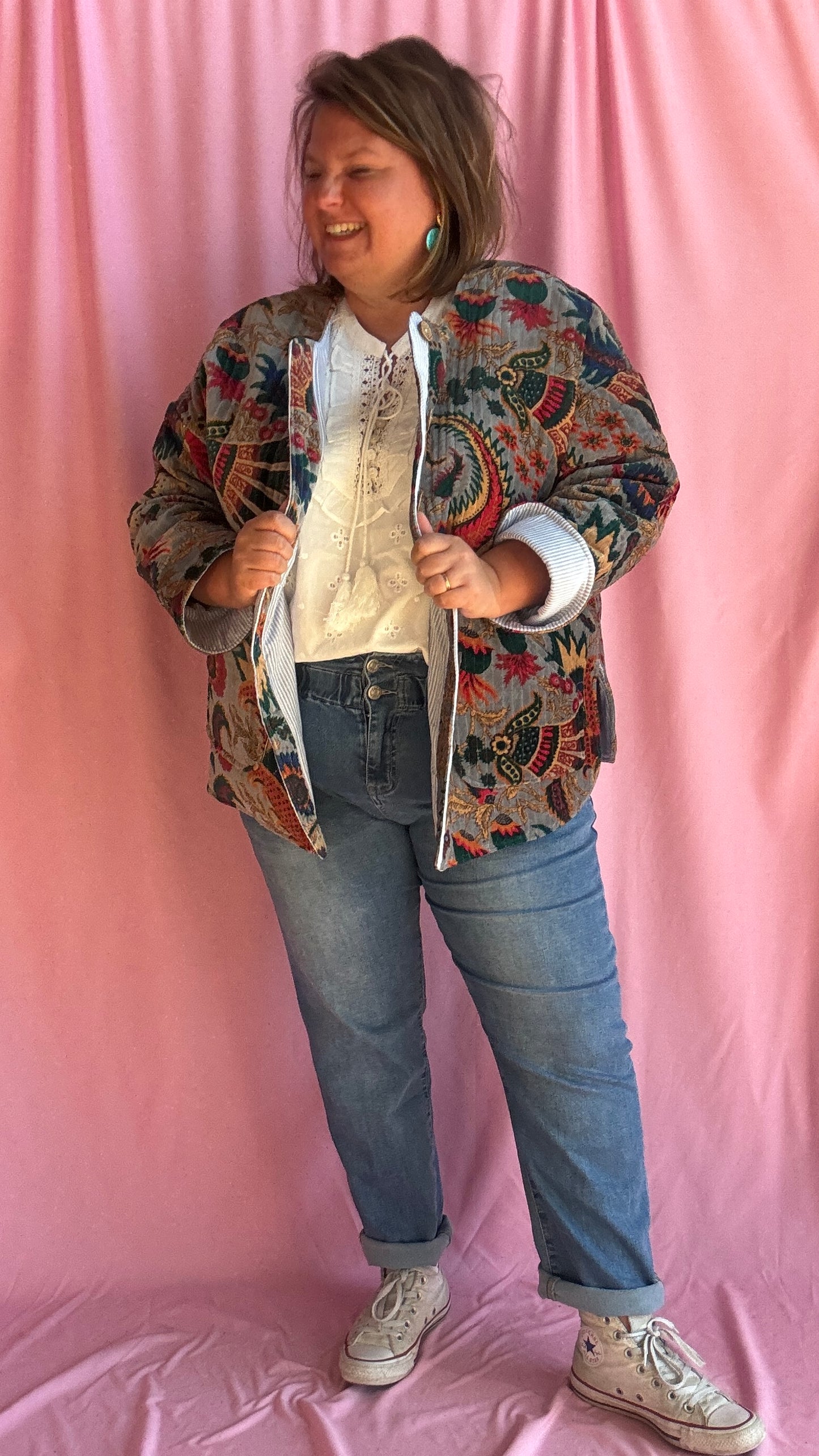 Ose l’originalité avec cette veste grande taille en velours grises motifs fleuris, une pièce unique au style créateur qui fait toute la différence