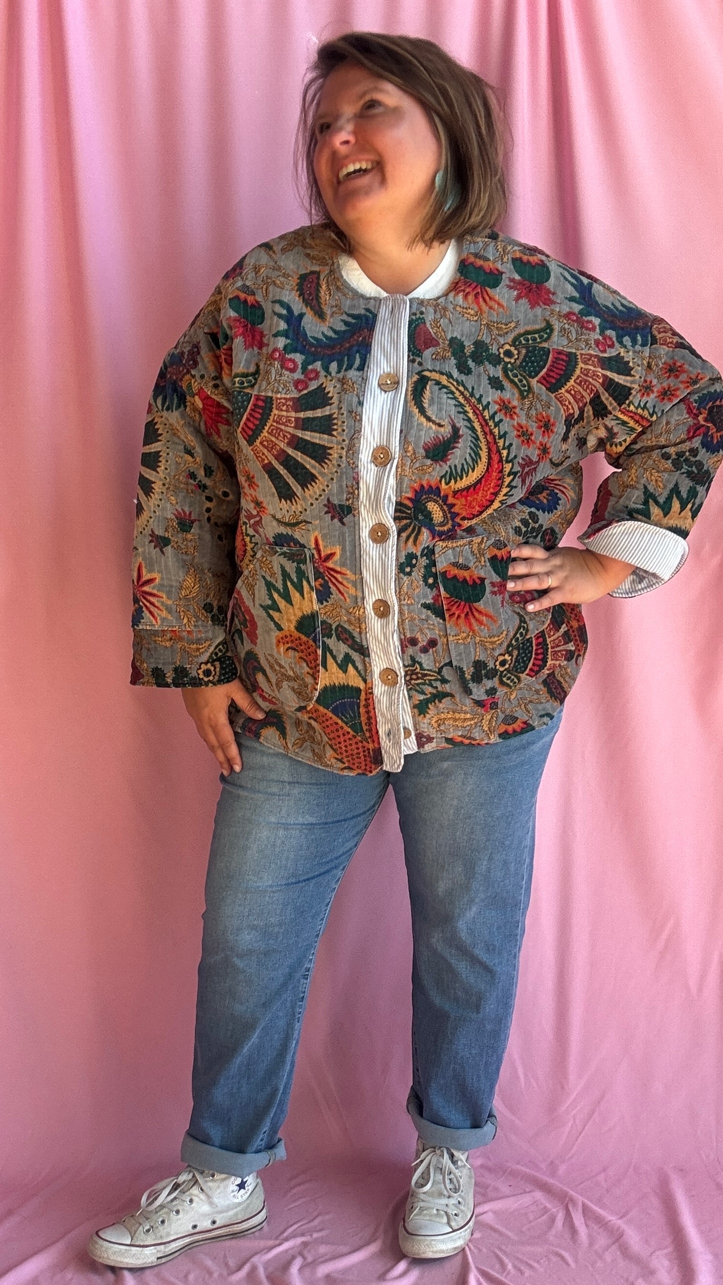 Ose l’originalité avec cette veste grande taille en velours grises motifs fleuris, une pièce unique au style créateur qui fait toute la différence
