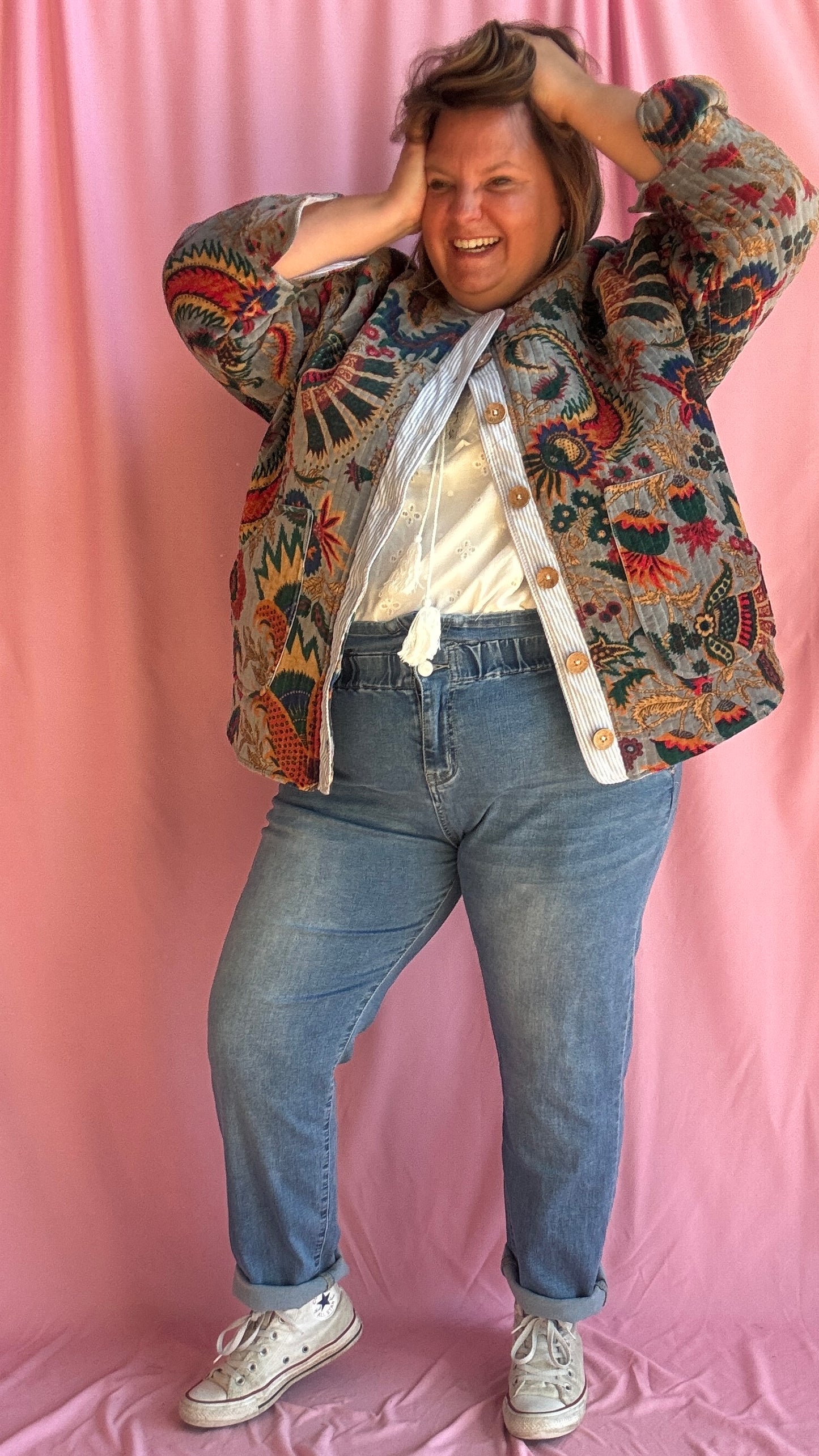 Ose l’originalité avec cette veste grande taille en velours grises motifs fleuris, une pièce unique au style créateur qui fait toute la différence
