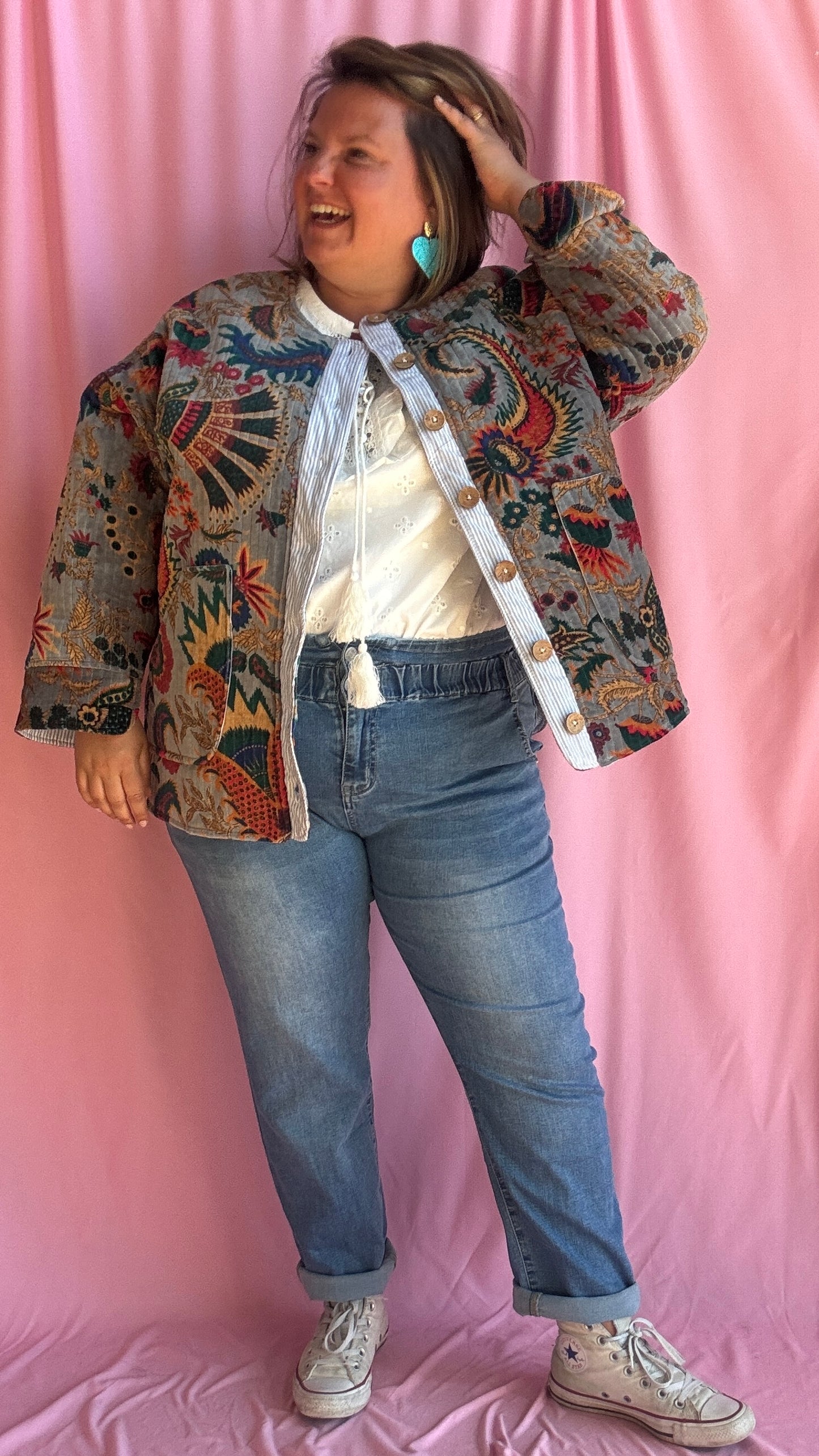 Ose l’originalité avec cette veste grande taille en velours grises motifs fleuris, une pièce unique au style créateur qui fait toute la différence