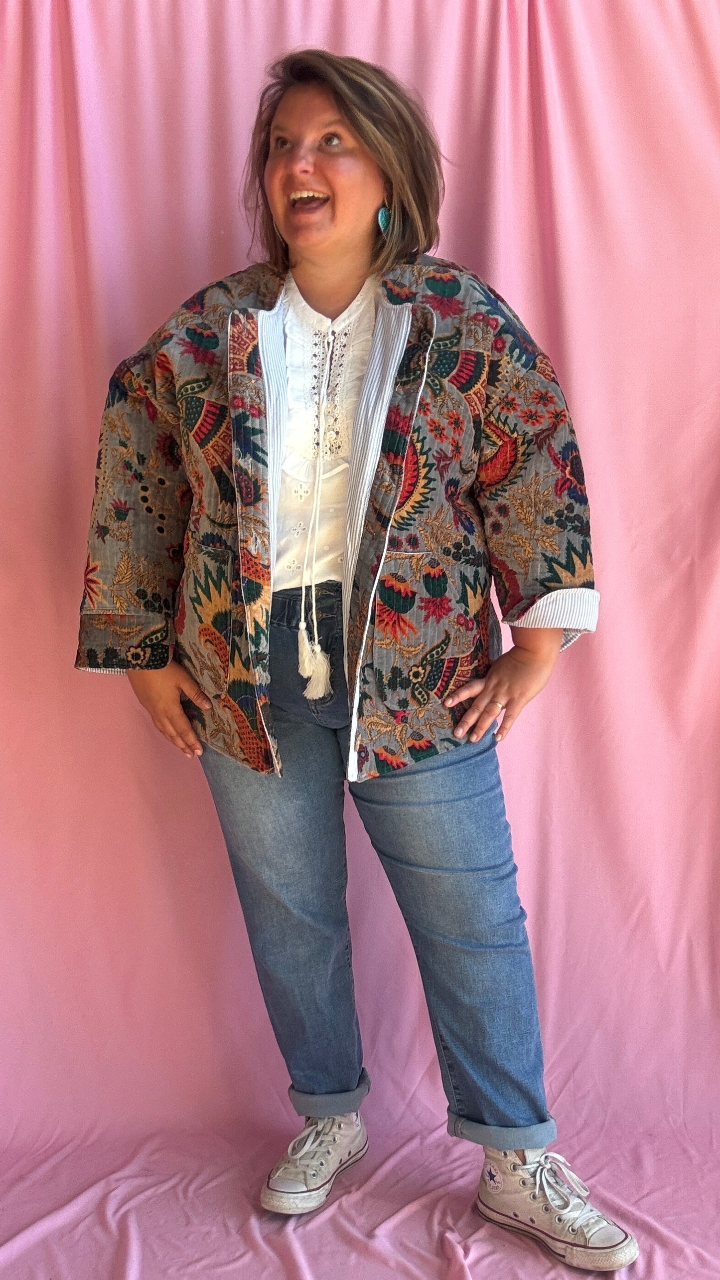 Ose l’originalité avec cette veste grande taille en velours grises motifs fleuris, une pièce unique au style créateur qui fait toute la différence