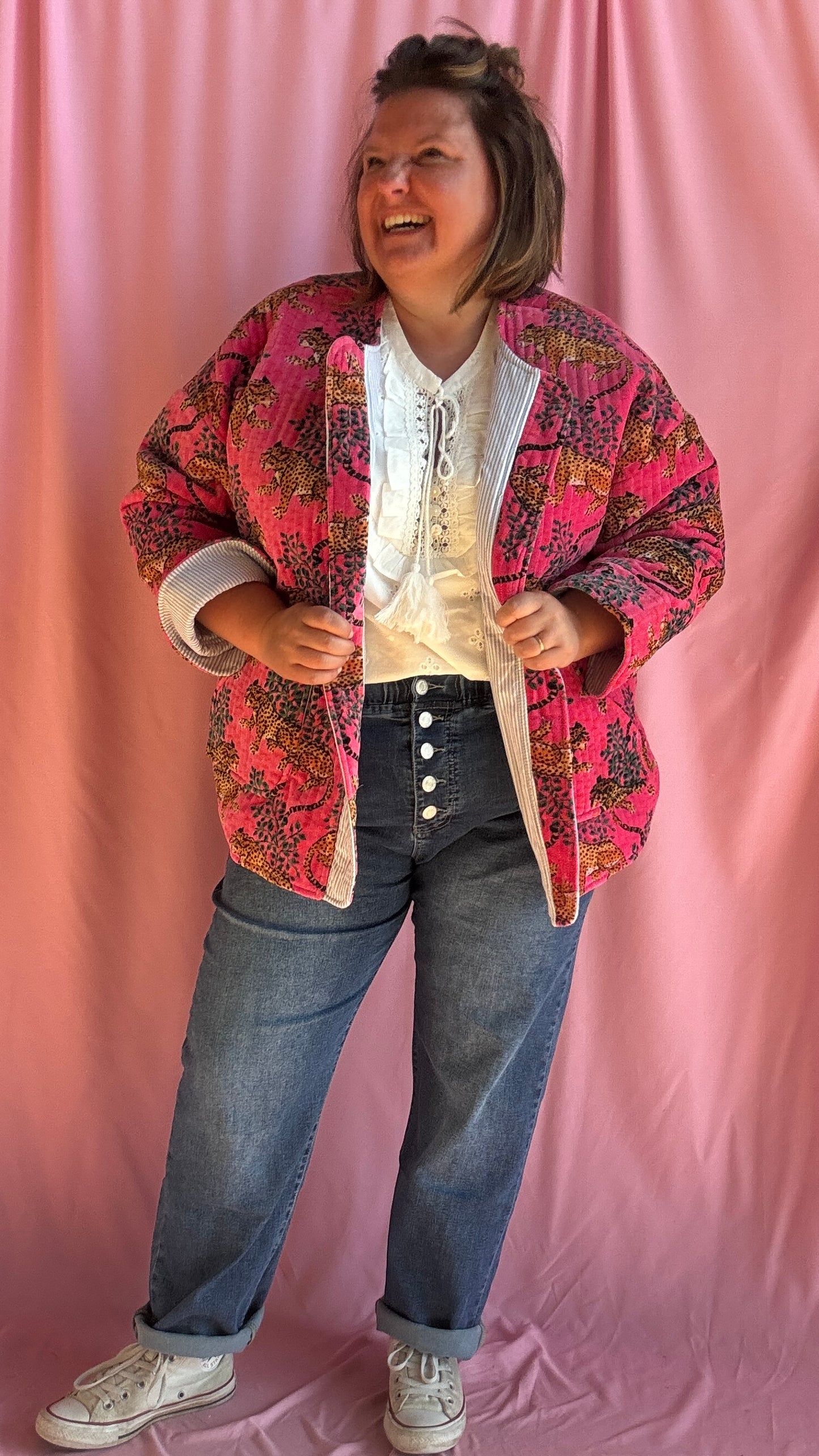 Ose l’originalité avec cette veste grande taille en velours côtelé rose fuchsia motifs léopards, une pièce unique au style créateur qui fait toute la différence
