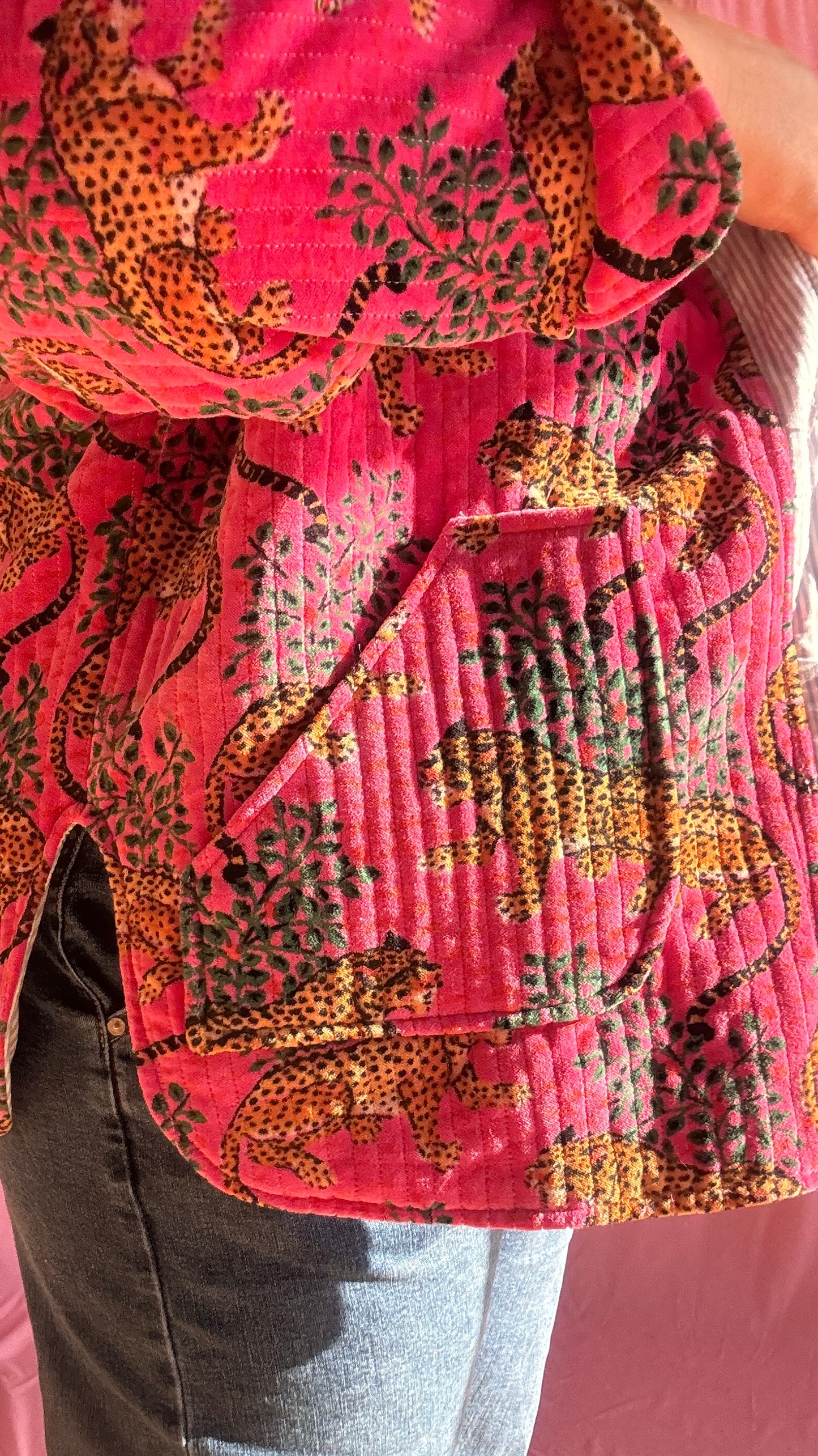 Ose l’originalité avec cette veste grande taille en velours côtelé rose fuchsia motifs léopards, une pièce unique au style créateur qui fait toute la différence