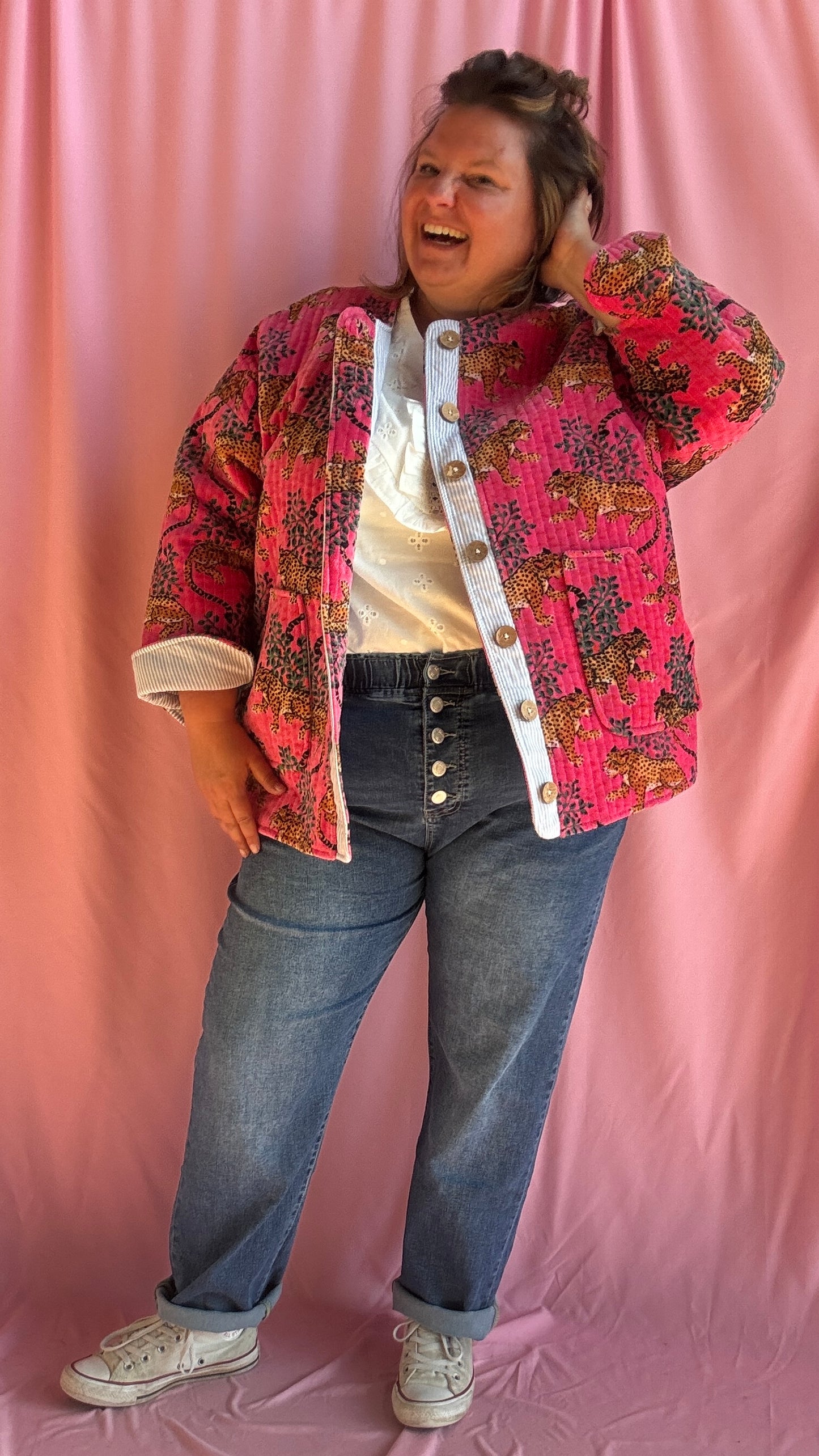 Ose l’originalité avec cette veste grande taille en velours côtelé rose fuchsia motifs léopards, une pièce unique au style créateur qui fait toute la différence
