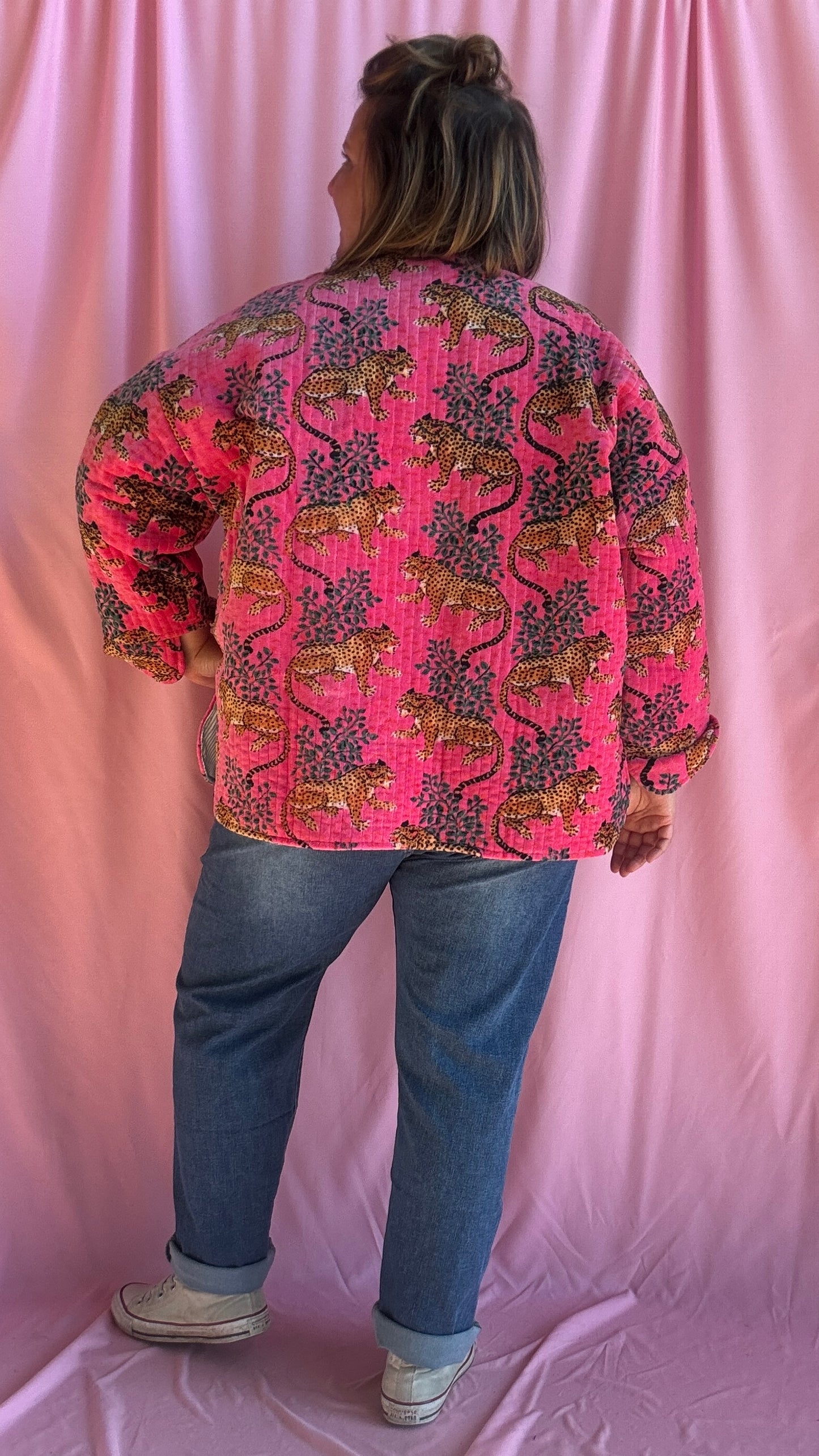 Ose l’originalité avec cette veste grande taille en velours côtelé rose fuchsia motifs léopards, une pièce unique au style créateur qui fait toute la différence