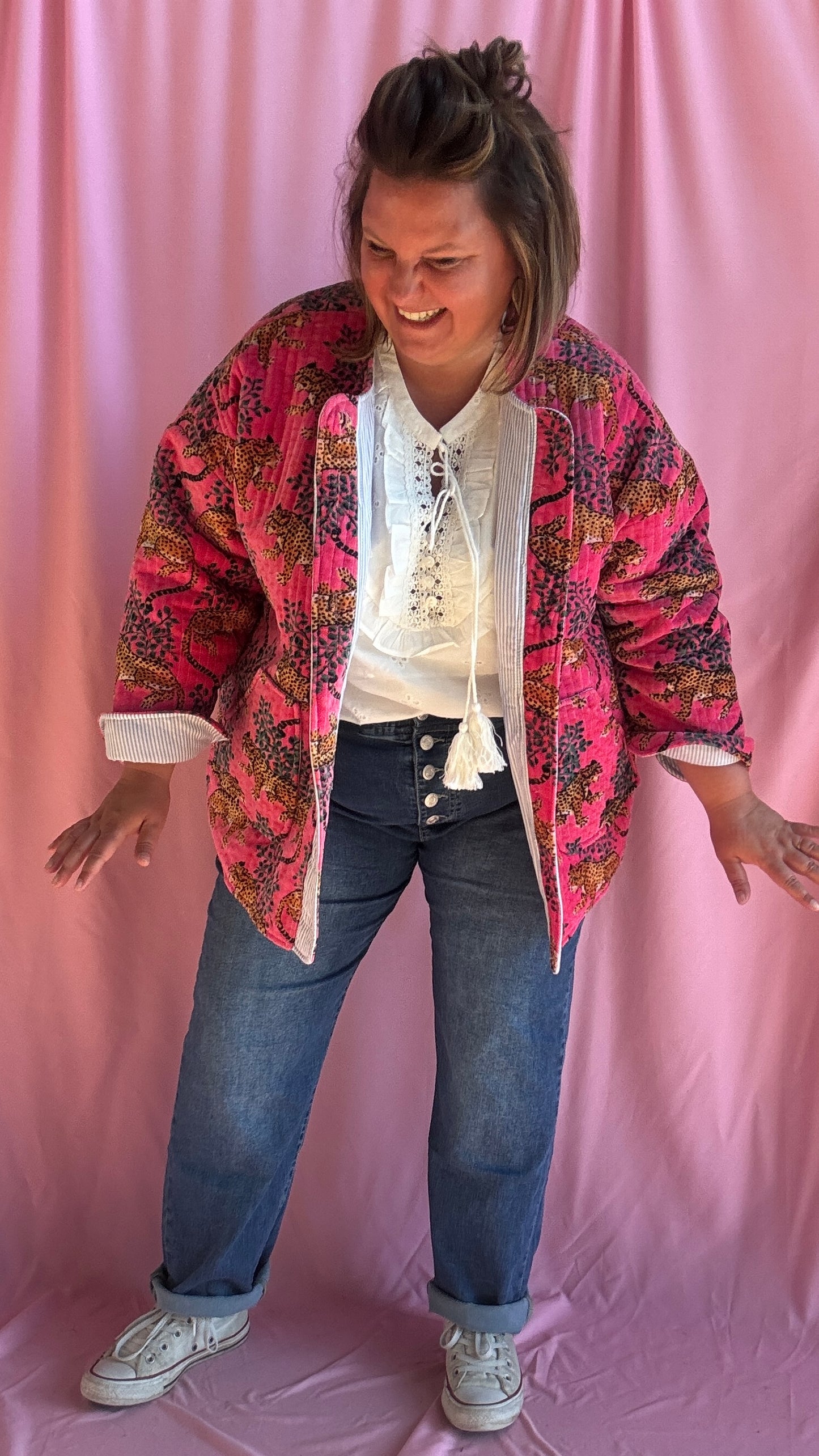 Ose l’originalité avec cette veste grande taille en velours côtelé rose fuchsia motifs léopards, une pièce unique au style créateur qui fait toute la différence