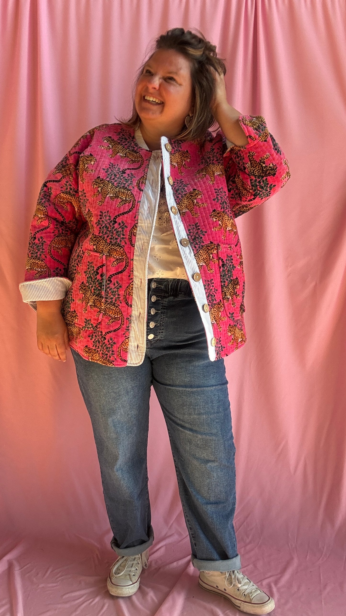 Ose l’originalité avec cette veste grande taille en velours côtelé rose fuchsia motifs léopards, une pièce unique au style créateur qui fait toute la différence