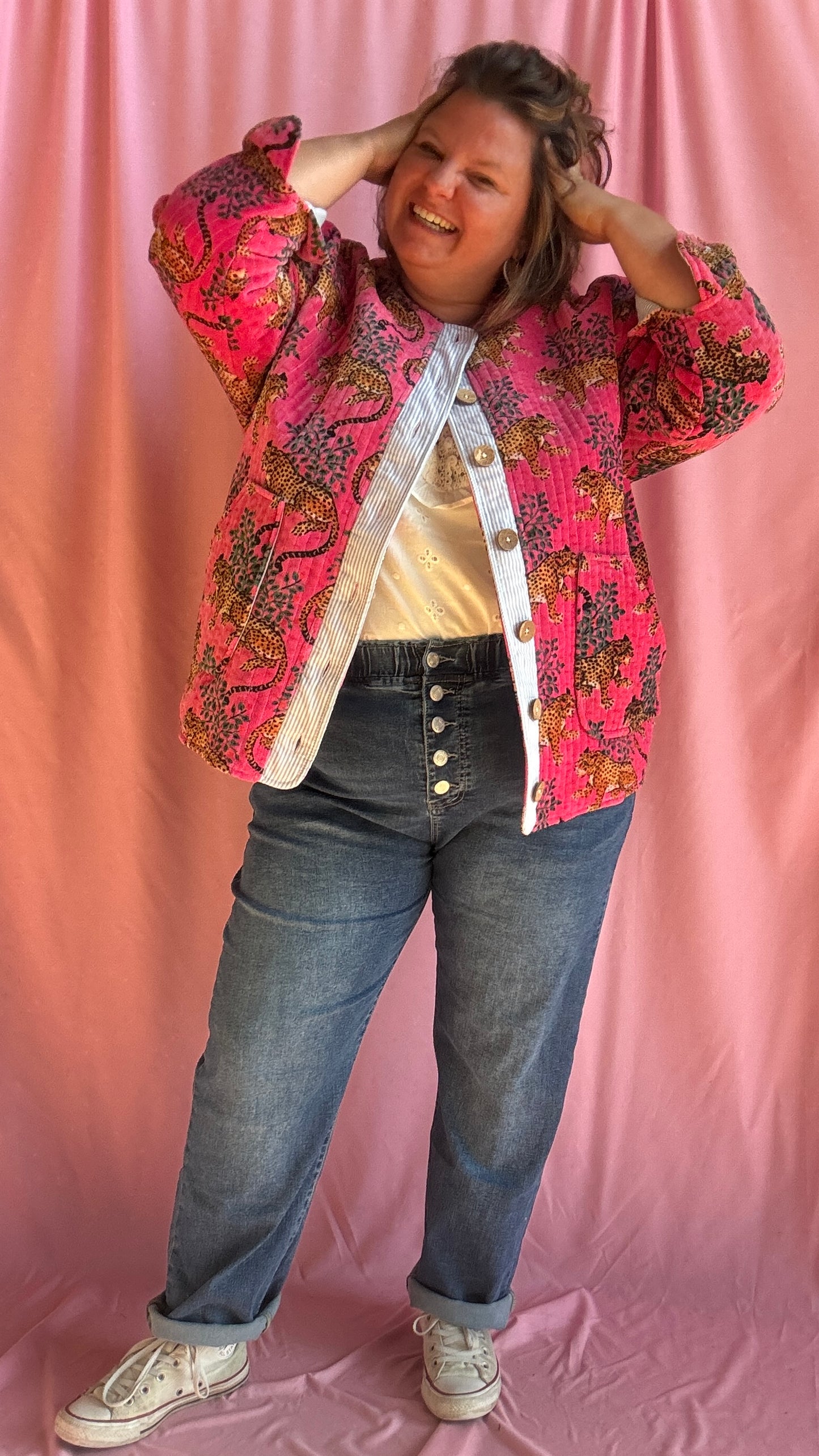 Ose l’originalité avec cette veste grande taille en velours côtelé rose fuchsia motifs léopards, une pièce unique au style créateur qui fait toute la différence