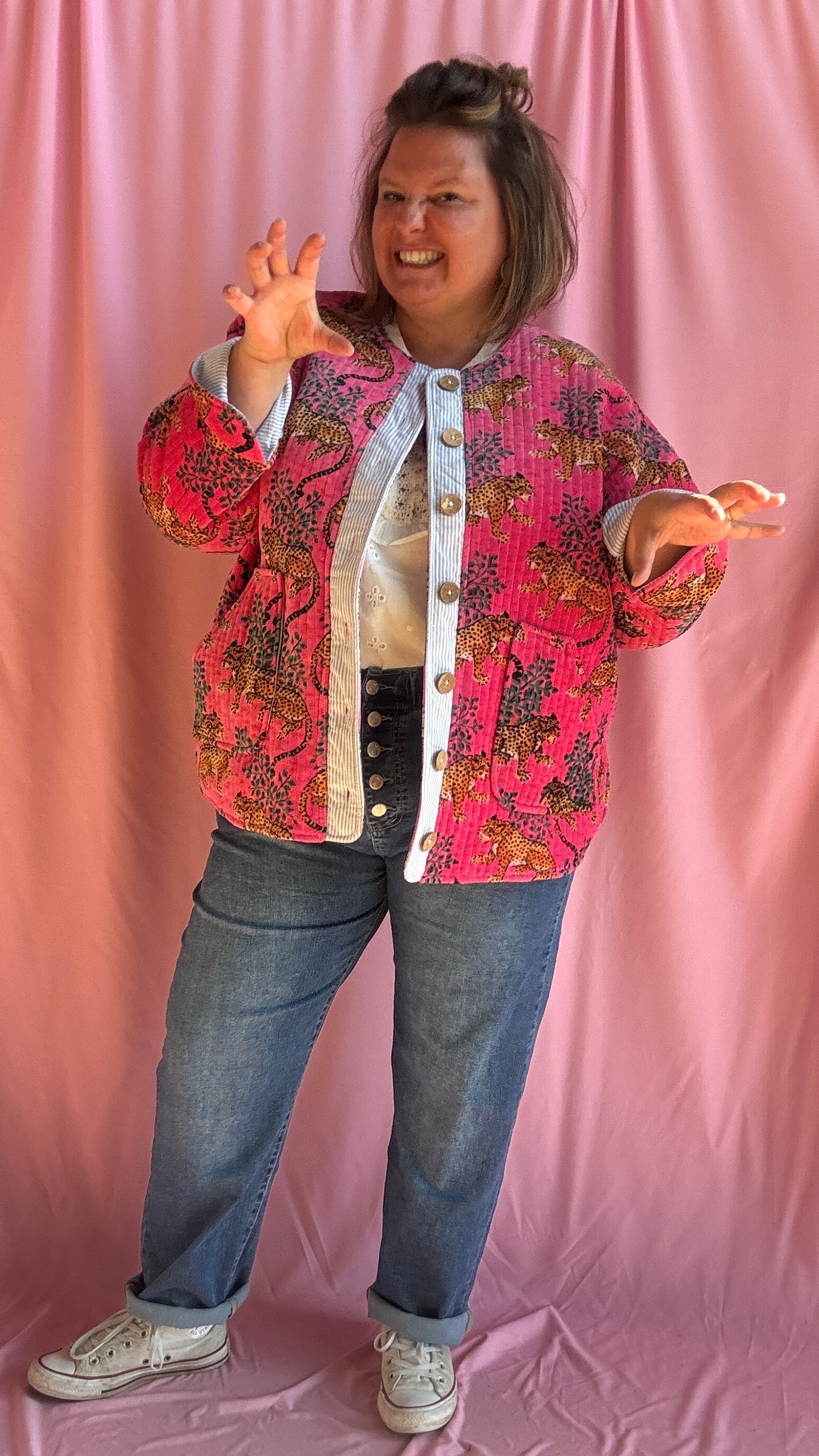 Ose l’originalité avec cette veste grande taille en velours côtelé rose fuchsia motifs léopards, une pièce unique au style créateur qui fait toute la différence