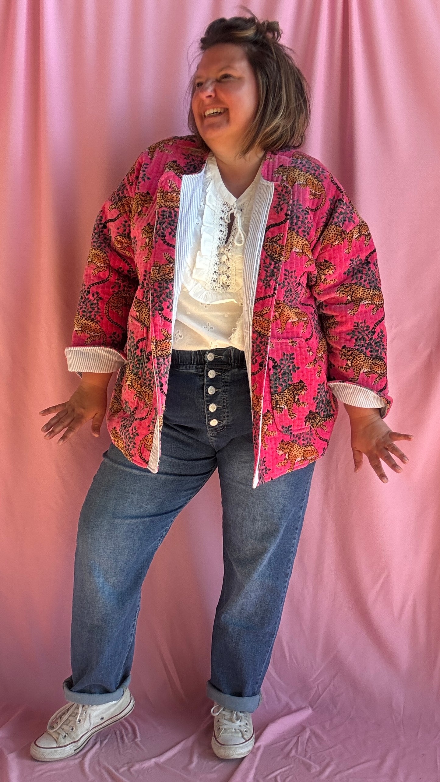 Ose l’originalité avec cette veste grande taille en velours côtelé rose fuchsia motifs léopards, une pièce unique au style créateur qui fait toute la différence