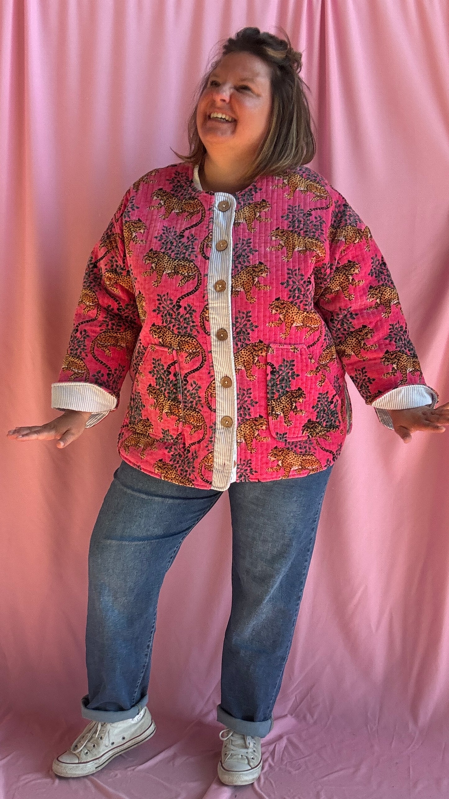 Ose l’originalité avec cette veste grande taille en velours côtelé rose fuchsia motifs léopards, une pièce unique au style créateur qui fait toute la différence
