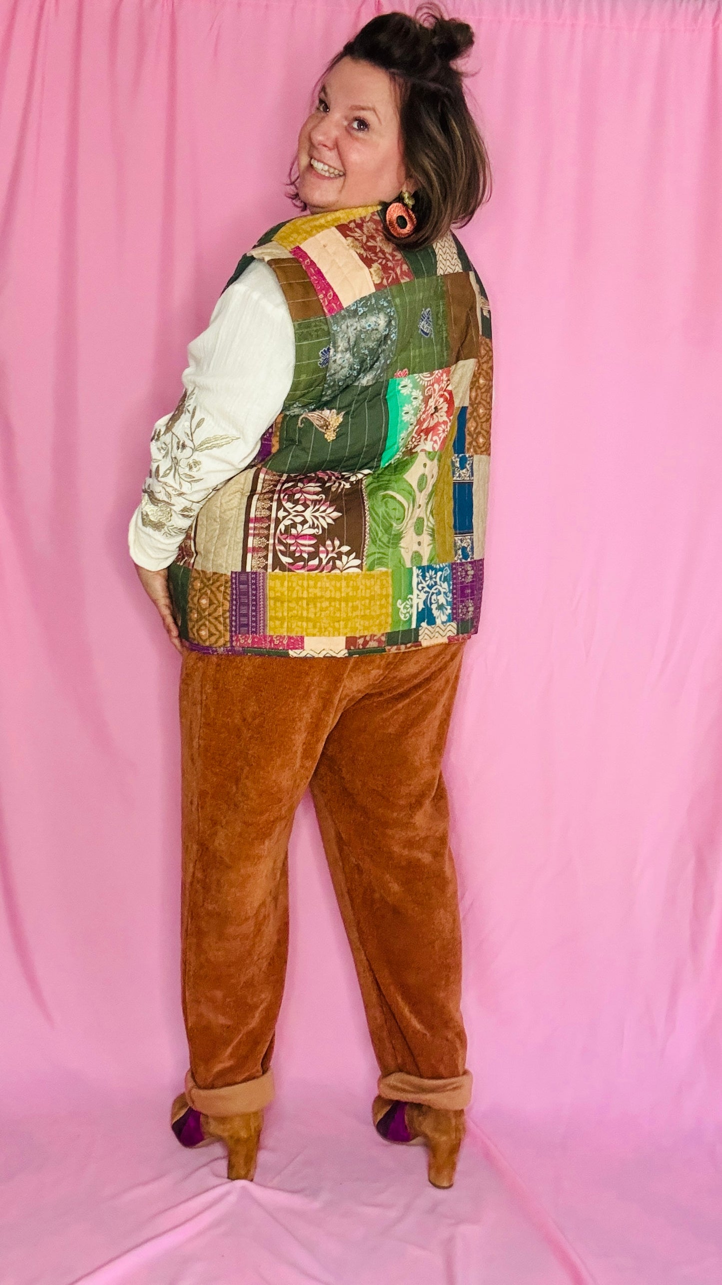 Affirme ton style avec cette veste sans manche grande taille aux motifs patchwork colorés et kaki. Taille unique 42-54, parfaite pour un look arty, créatif et ultra confortable.