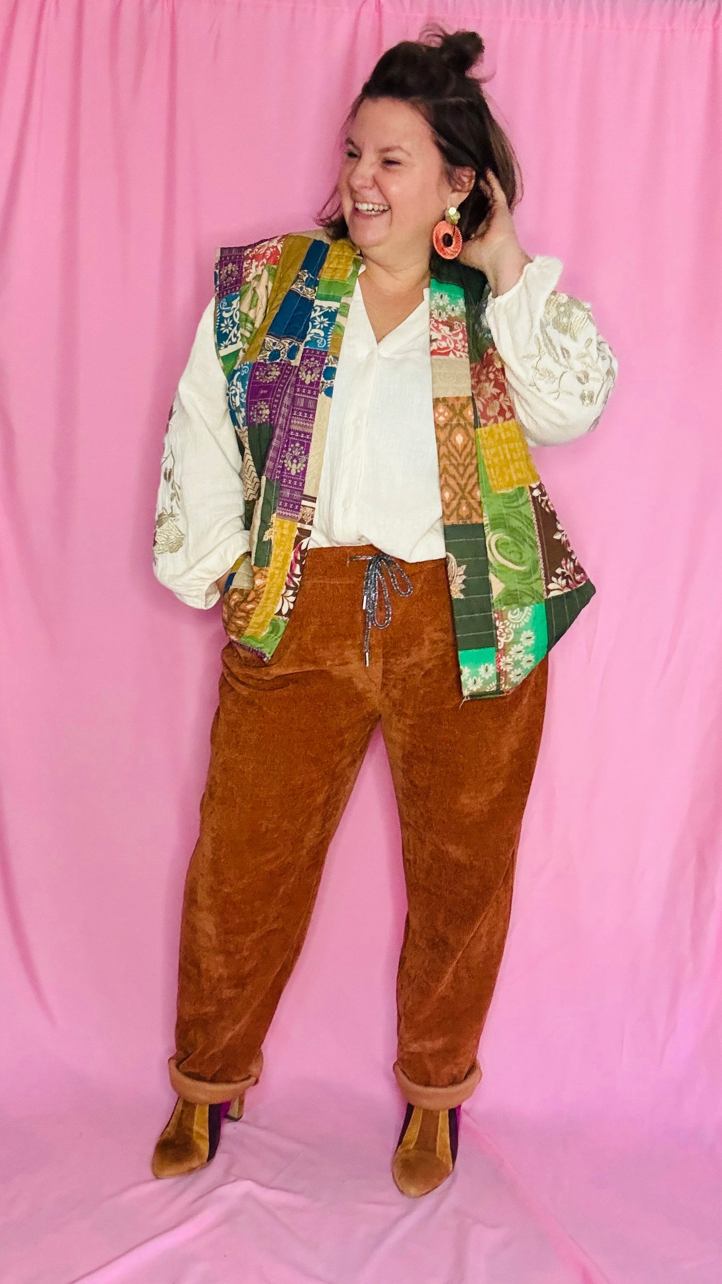 Affirme ton style avec cette veste sans manche grande taille aux motifs patchwork colorés et kaki. Taille unique 42-54, parfaite pour un look arty, créatif et ultra confortable.