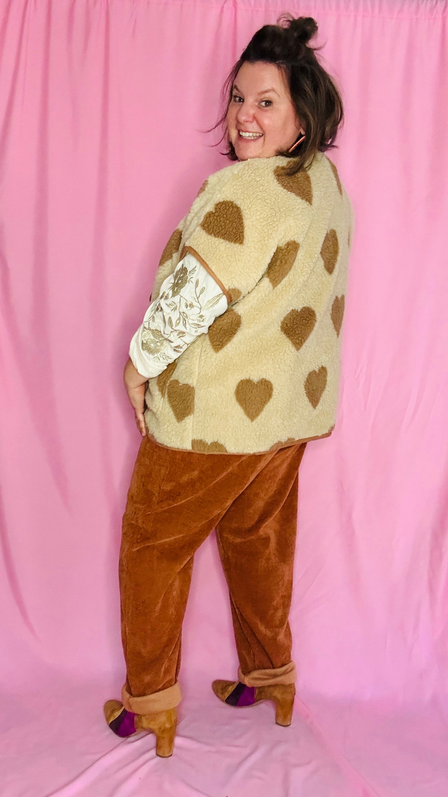 La veste sans manche arty moumoute motifs coeurs qui allie chaleur, confort et personnalité pour des looks qui ne passent pas inaperçus !