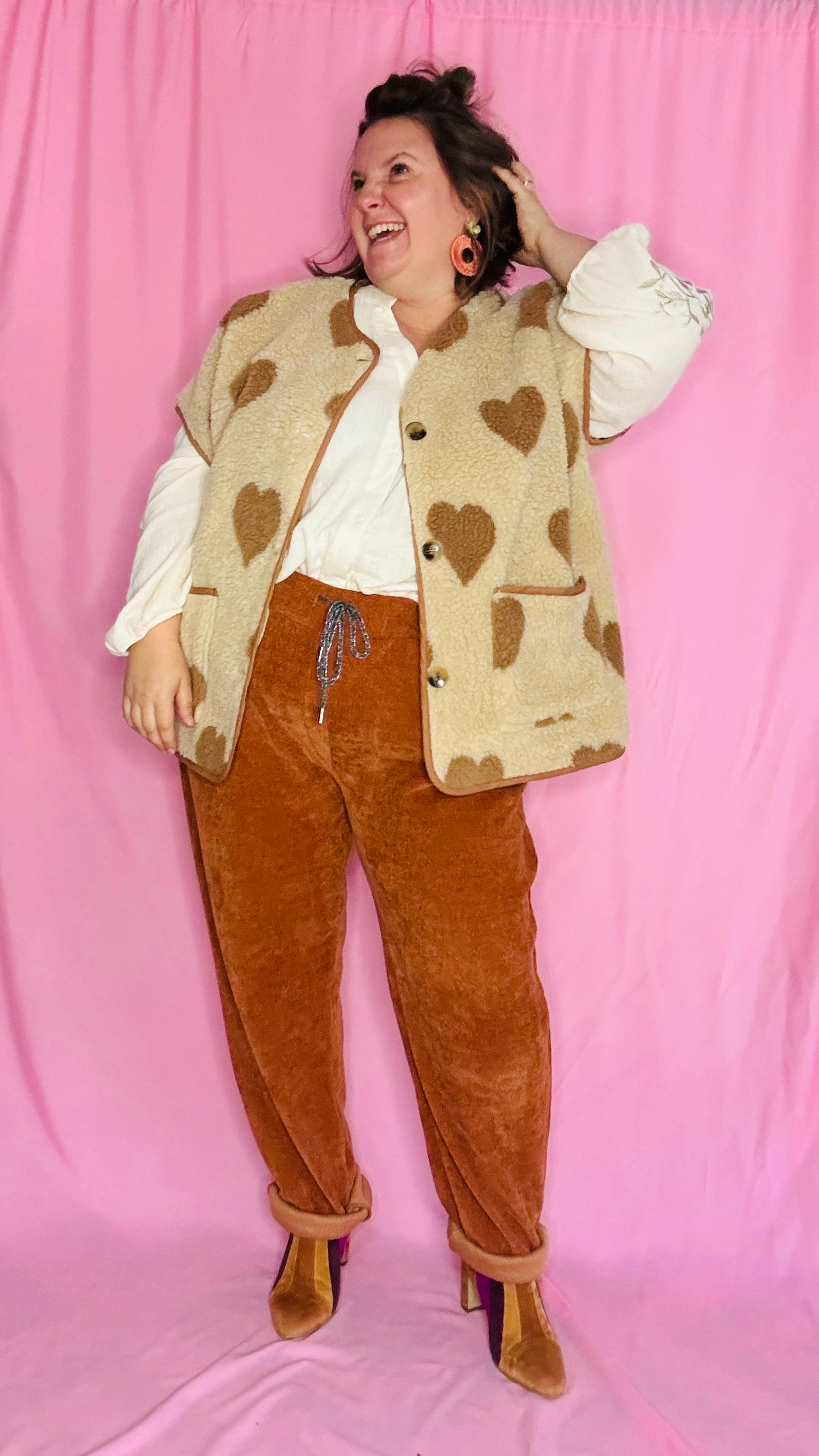 La veste sans manche arty moumoute motifs coeurs qui allie chaleur, confort et personnalité pour des looks qui ne passent pas inaperçus !