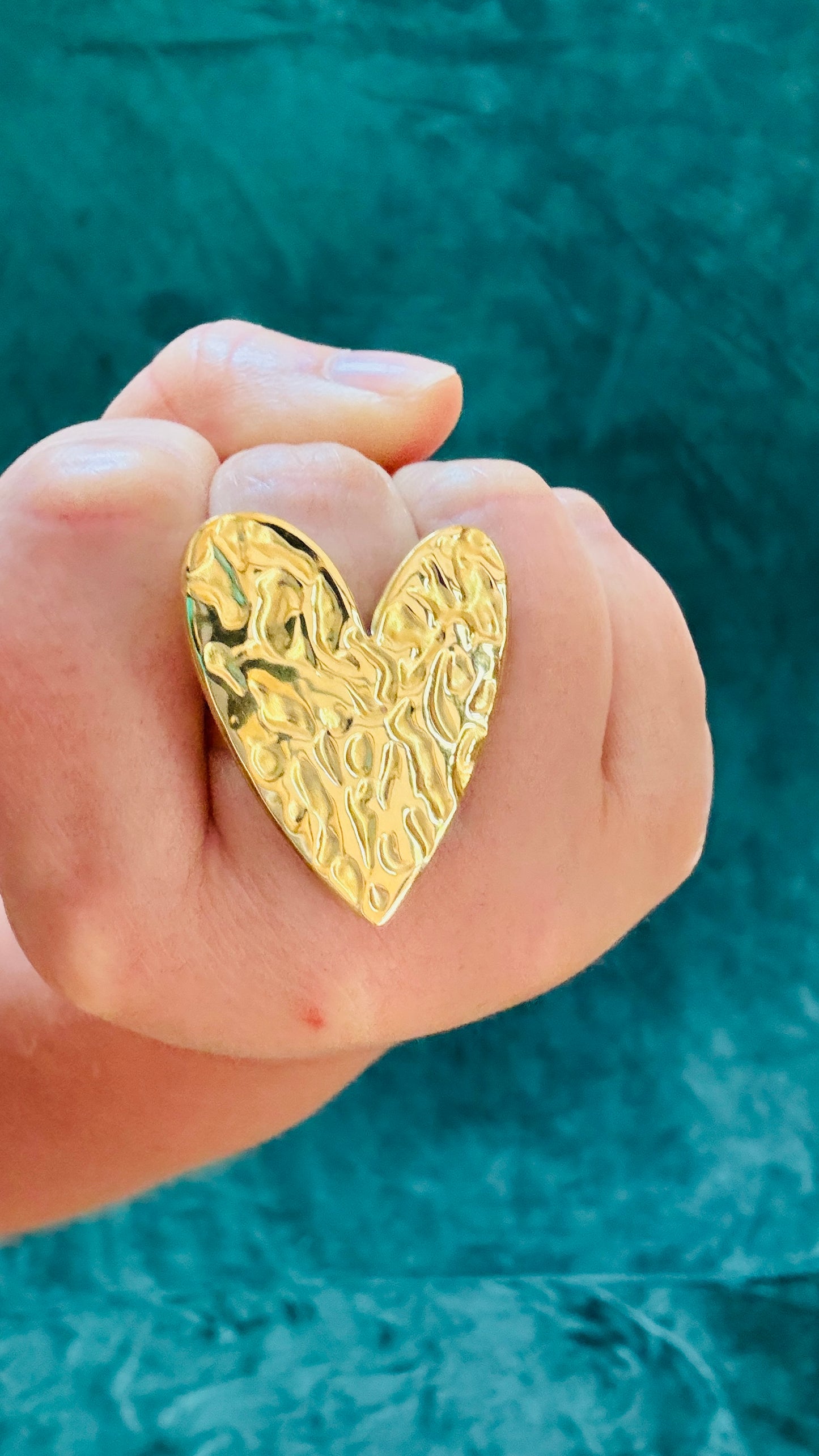 Avec cette bague gros cœur doré en acier inoxydable réglable, exprimez votre amour pour la mode avec une pièce unique et élégante. Idéale pour toutes les occasions, elle est un ajout indispensable à votre collection de bijoux.