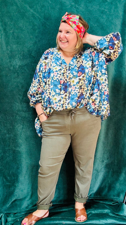 Avec cette blouse grande taille à motifs fleuris bleu, apportez une touche de nature et de style à votre garde-robe. Que vous choisissiez les fleurs bleues ou oranges, cette blouse saura vous offrir confort et élégance en toute occasion.