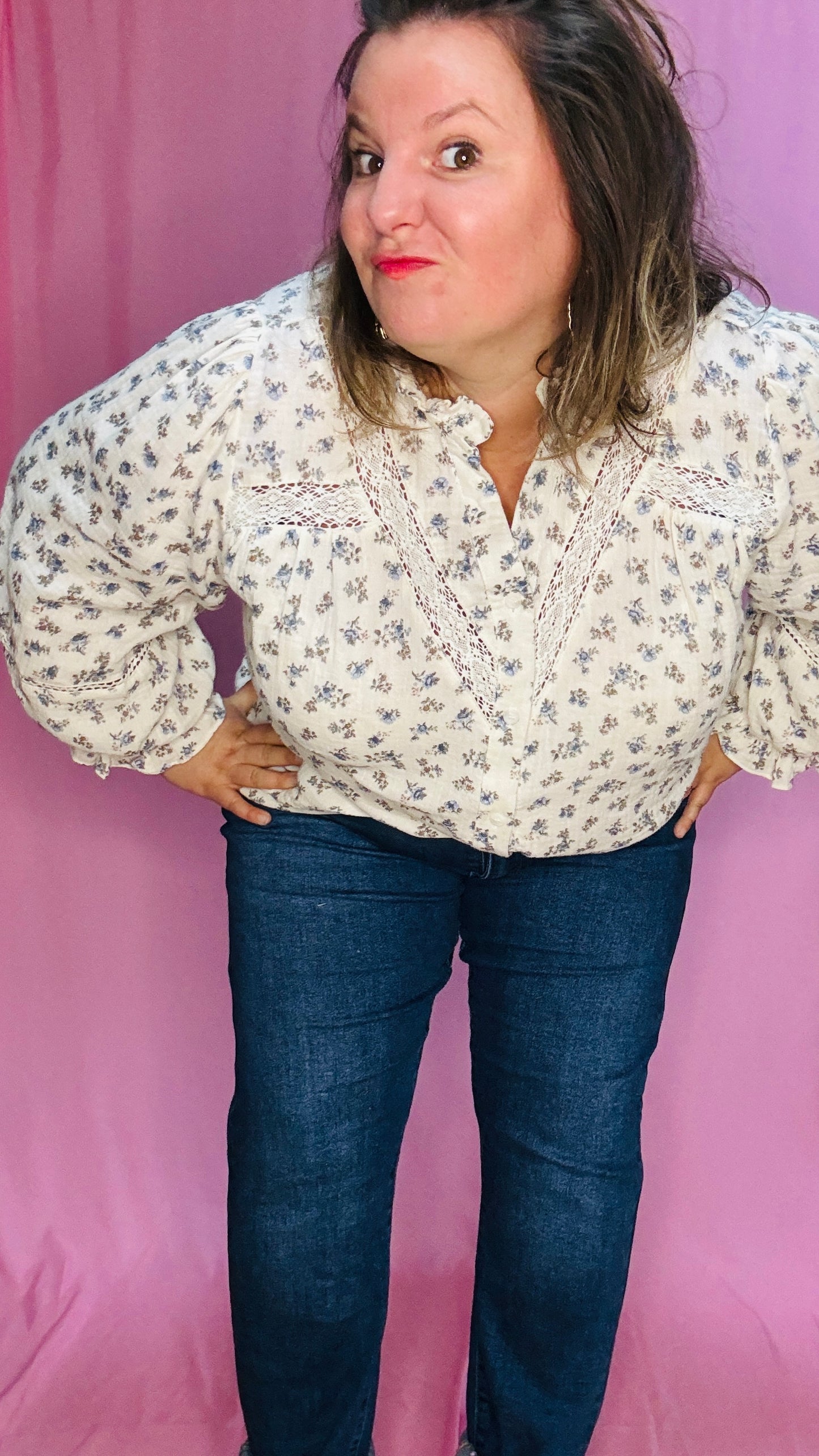 Cette chemise grande taille à motifs liberty bleu est l’essentiel parfait pour toutes celles qui cherchent à allier style et confort avec une touche de romantisme et de créativité dans leur quotidien.