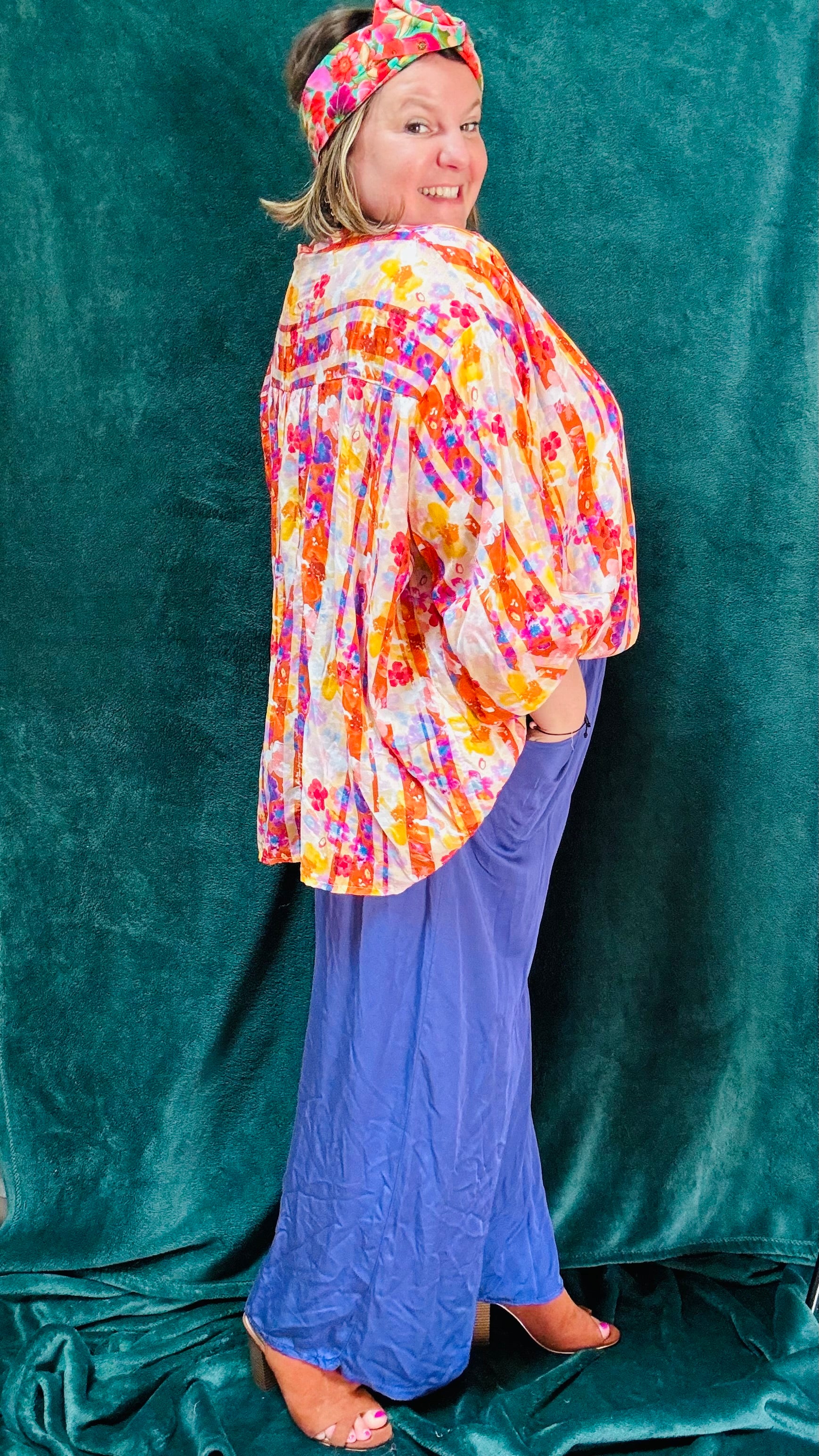 Avec cette blouse grande taille à motifs fleuris orange, apportez une touche de nature et de style à votre garde-robe. Que vous choisissiez les fleurs bleues ou oranges, cette blouse vous offrira confort et élégance en toute occasion.