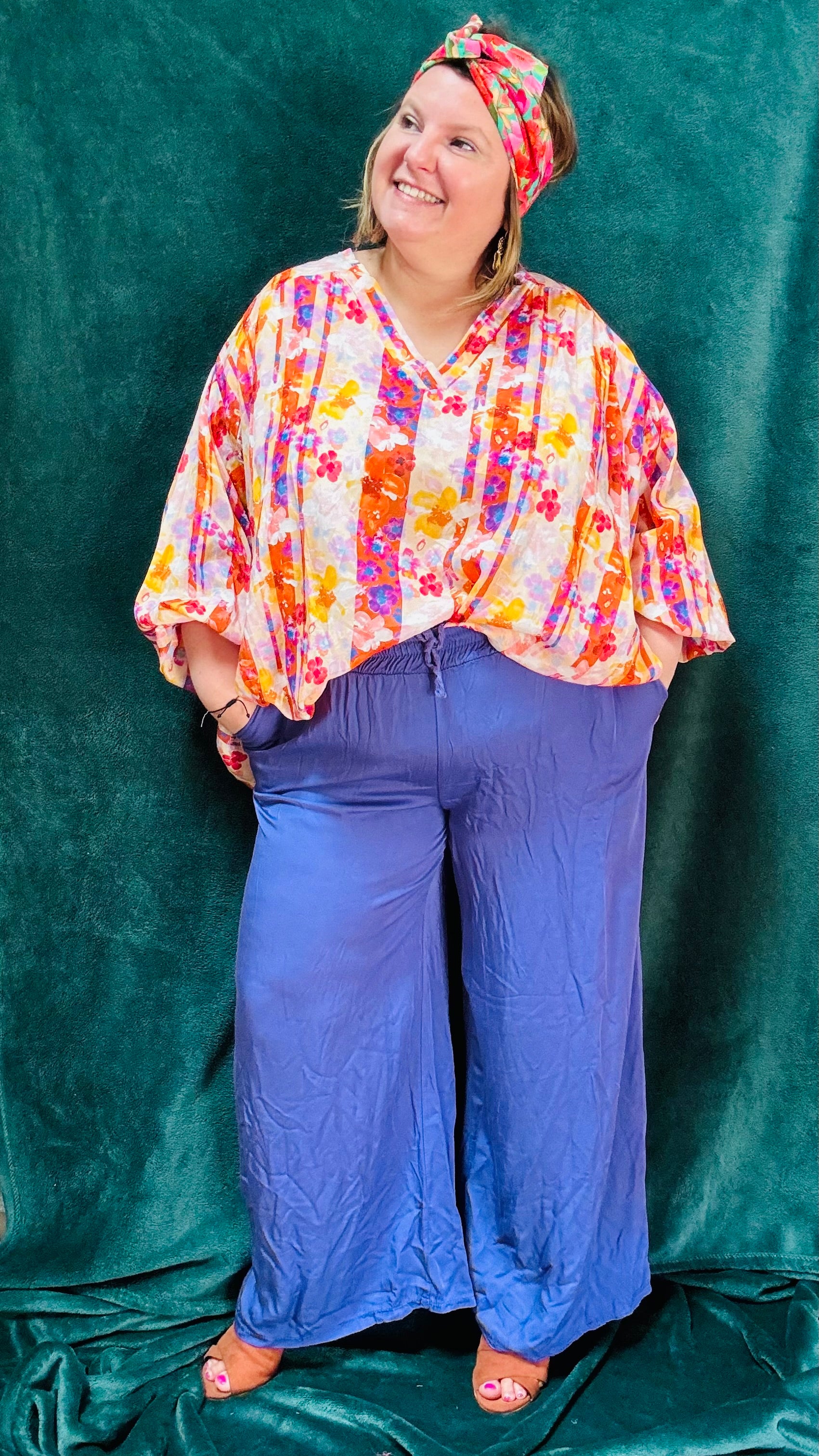 Avec cette blouse grande taille à motifs fleuris orange, apportez une touche de nature et de style à votre garde-robe. Que vous choisissiez les fleurs bleues ou oranges, cette blouse vous offrira confort et élégance en toute occasion.
