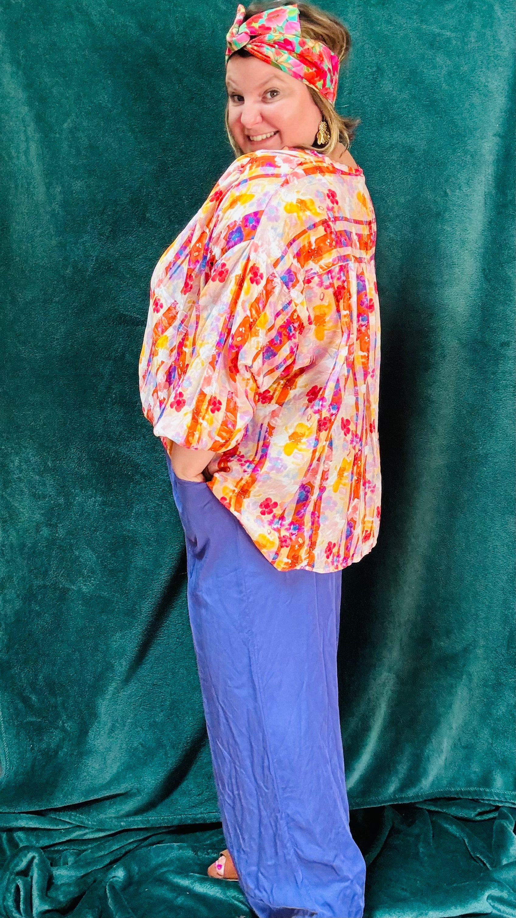Avec cette blouse grande taille à motifs fleuris orange, apportez une touche de nature et de style à votre garde-robe. Que vous choisissiez les fleurs bleues ou oranges, cette blouse vous offrira confort et élégance en toute occasion.