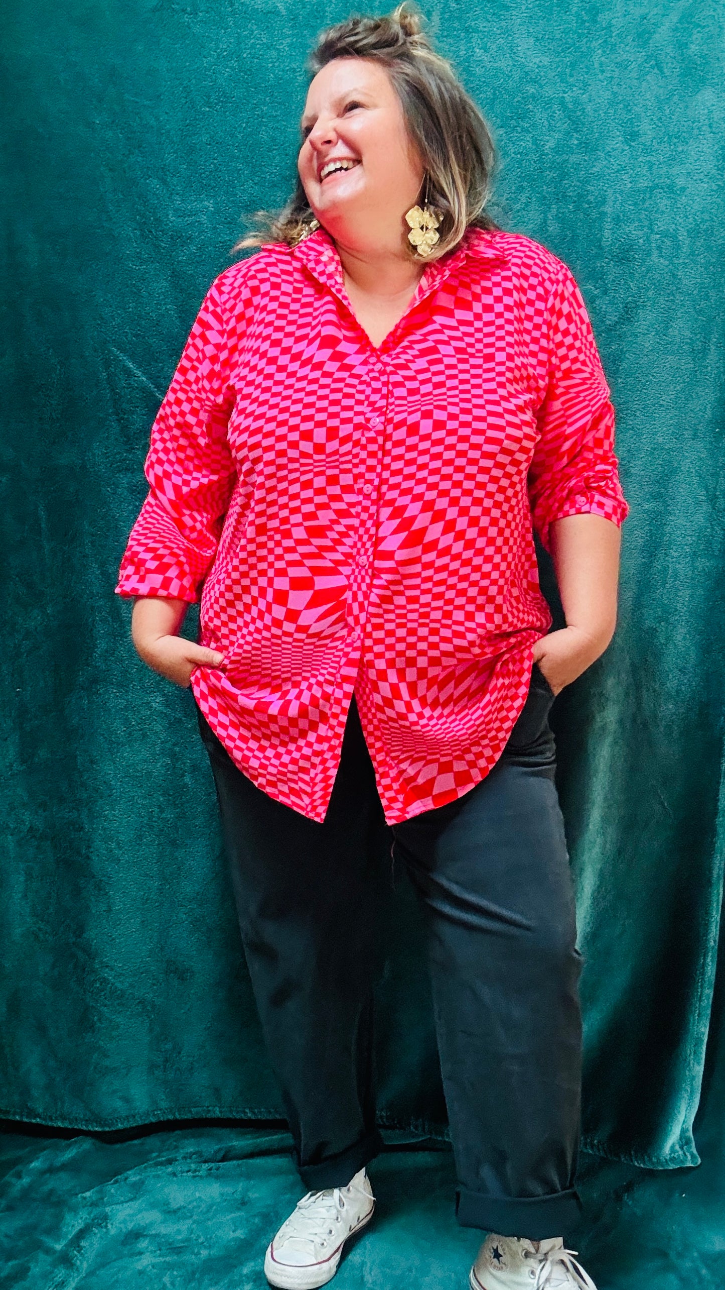 Cette blouse grande taille est la pièce phare pour toutes celles qui souhaitent ajouter de la couleur et du caractère à leur style, tout en restant à l’aise et confortables.