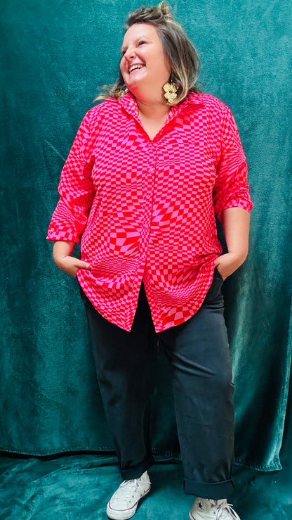 Cette blouse grande taille est la pièce phare pour toutes celles qui souhaitent ajouter de la couleur et du caractère à leur style, tout en restant à l’aise et confortables.