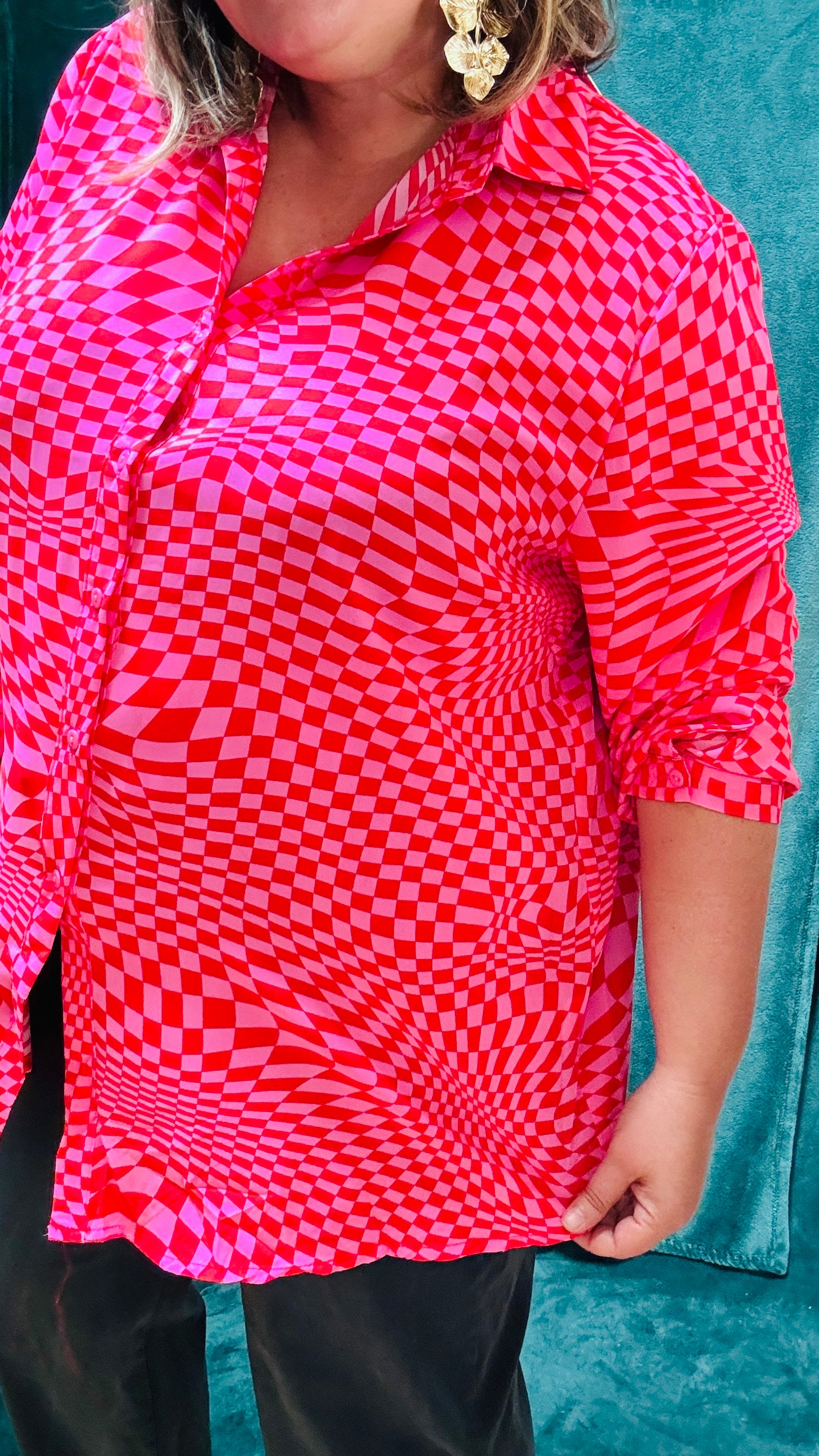 Cette blouse grande taille est la pièce phare pour toutes celles qui souhaitent ajouter de la couleur et du caractère à leur style, tout en restant à l’aise et confortables.