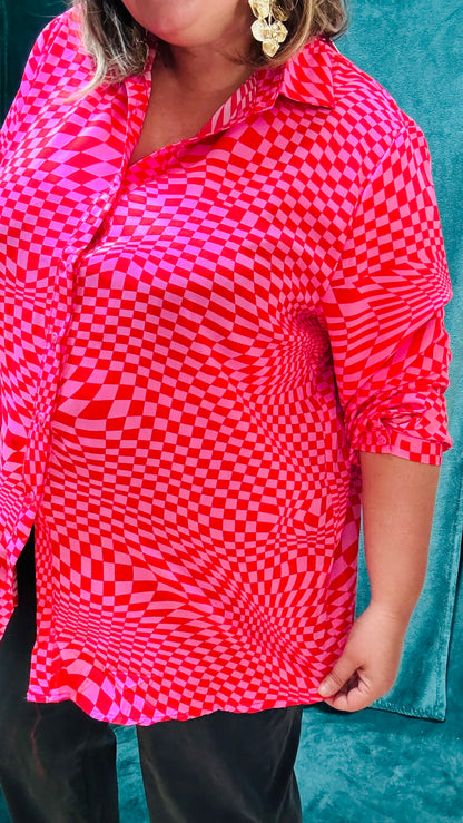 Cette blouse grande taille est la pièce phare pour toutes celles qui souhaitent ajouter de la couleur et du caractère à leur style, tout en restant à l’aise et confortables.