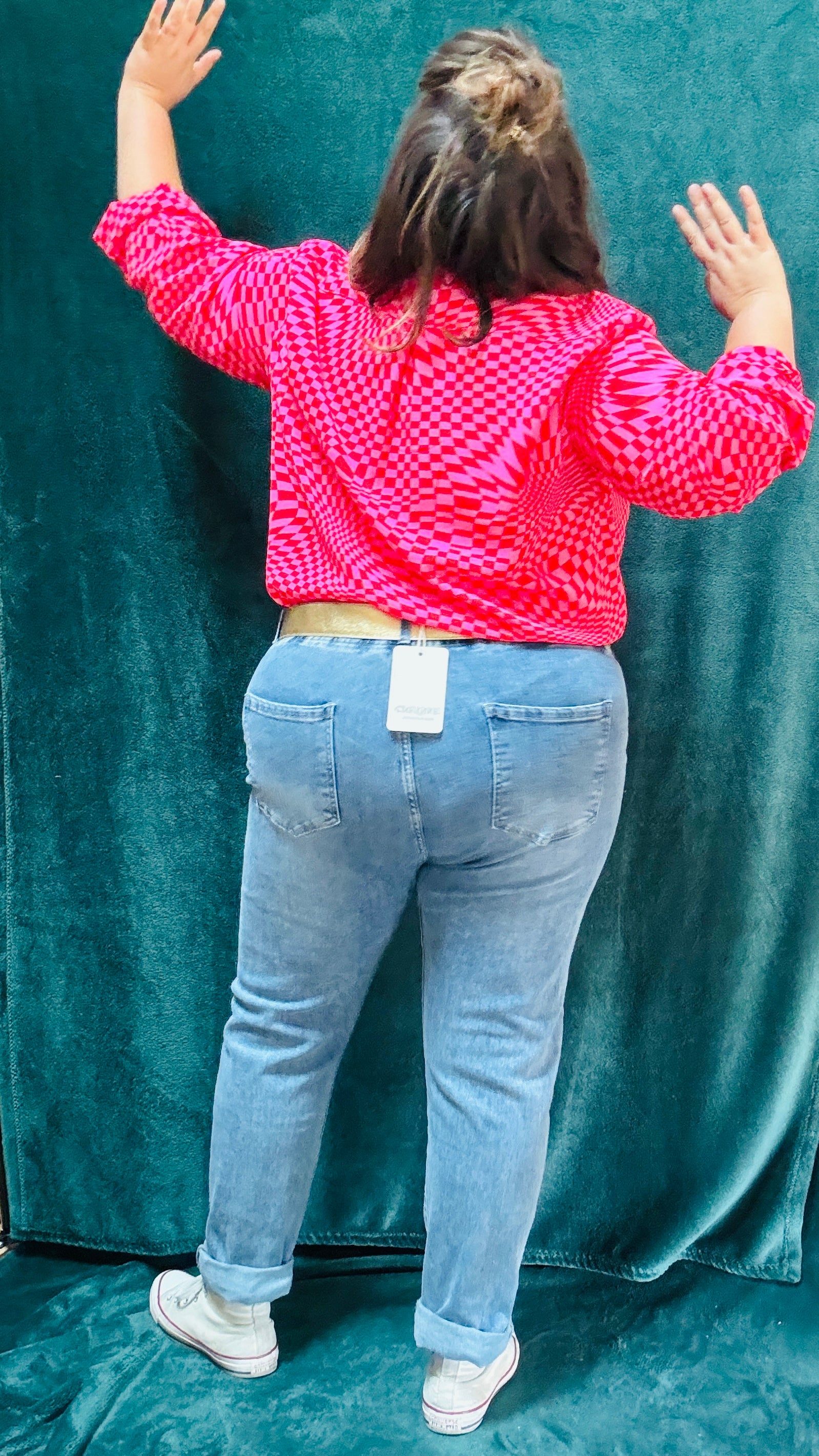 Cette blouse grande taille est la pièce phare pour toutes celles qui souhaitent ajouter de la couleur et du caractère à leur style, tout en restant à l’aise et confortables.