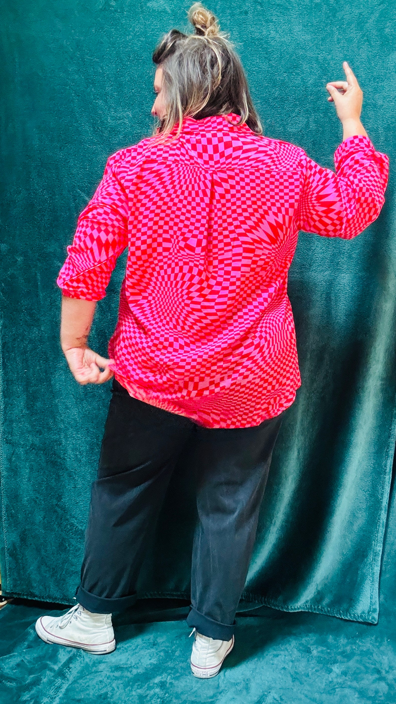Cette blouse grande taille est la pièce phare pour toutes celles qui souhaitent ajouter de la couleur et du caractère à leur style, tout en restant à l’aise et confortables.