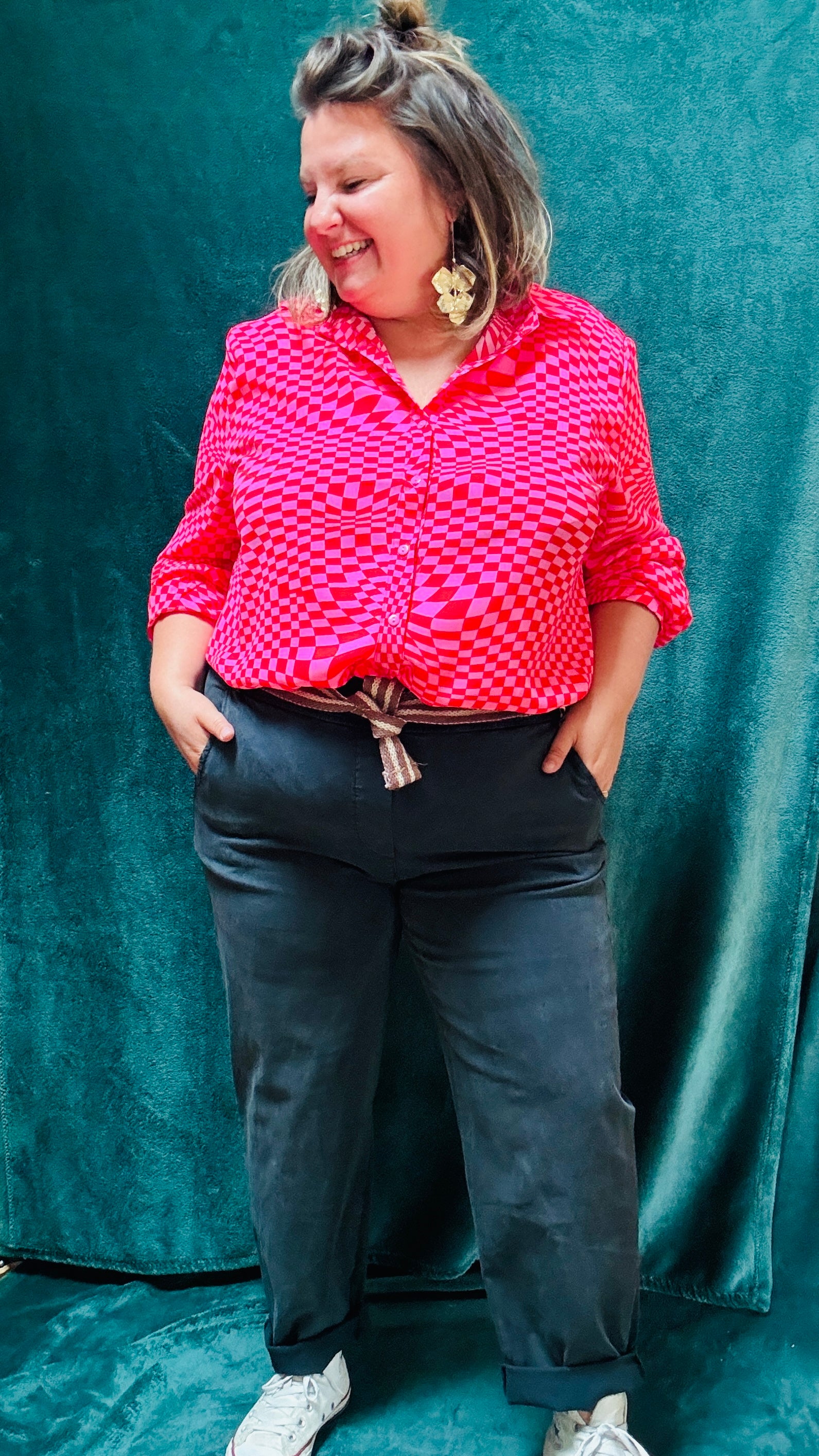 Cette blouse grande taille est la pièce phare pour toutes celles qui souhaitent ajouter de la couleur et du caractère à leur style, tout en restant à l’aise et confortables.
