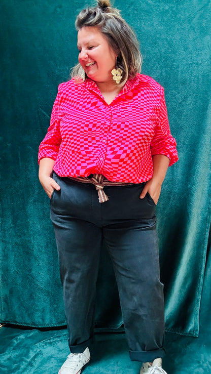 Cette blouse grande taille est la pièce phare pour toutes celles qui souhaitent ajouter de la couleur et du caractère à leur style, tout en restant à l’aise et confortables.
