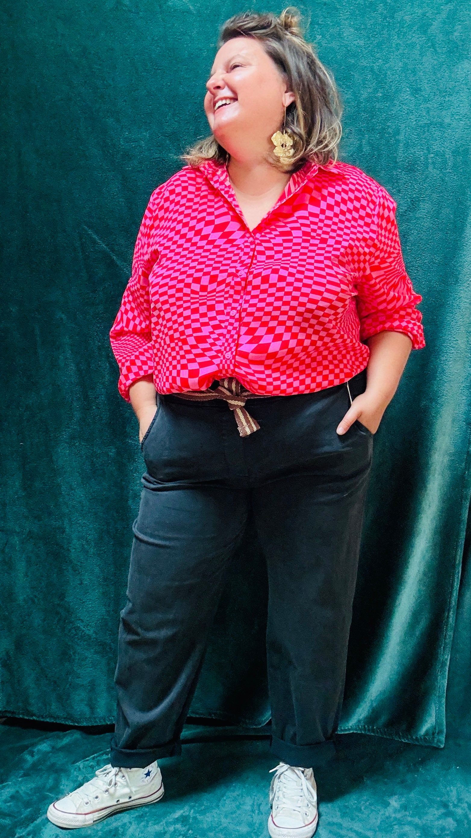 Cette blouse grande taille est la pièce phare pour toutes celles qui souhaitent ajouter de la couleur et du caractère à leur style, tout en restant à l’aise et confortables.