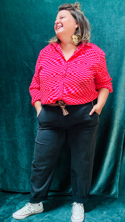 Cette blouse grande taille est la pièce phare pour toutes celles qui souhaitent ajouter de la couleur et du caractère à leur style, tout en restant à l’aise et confortables.