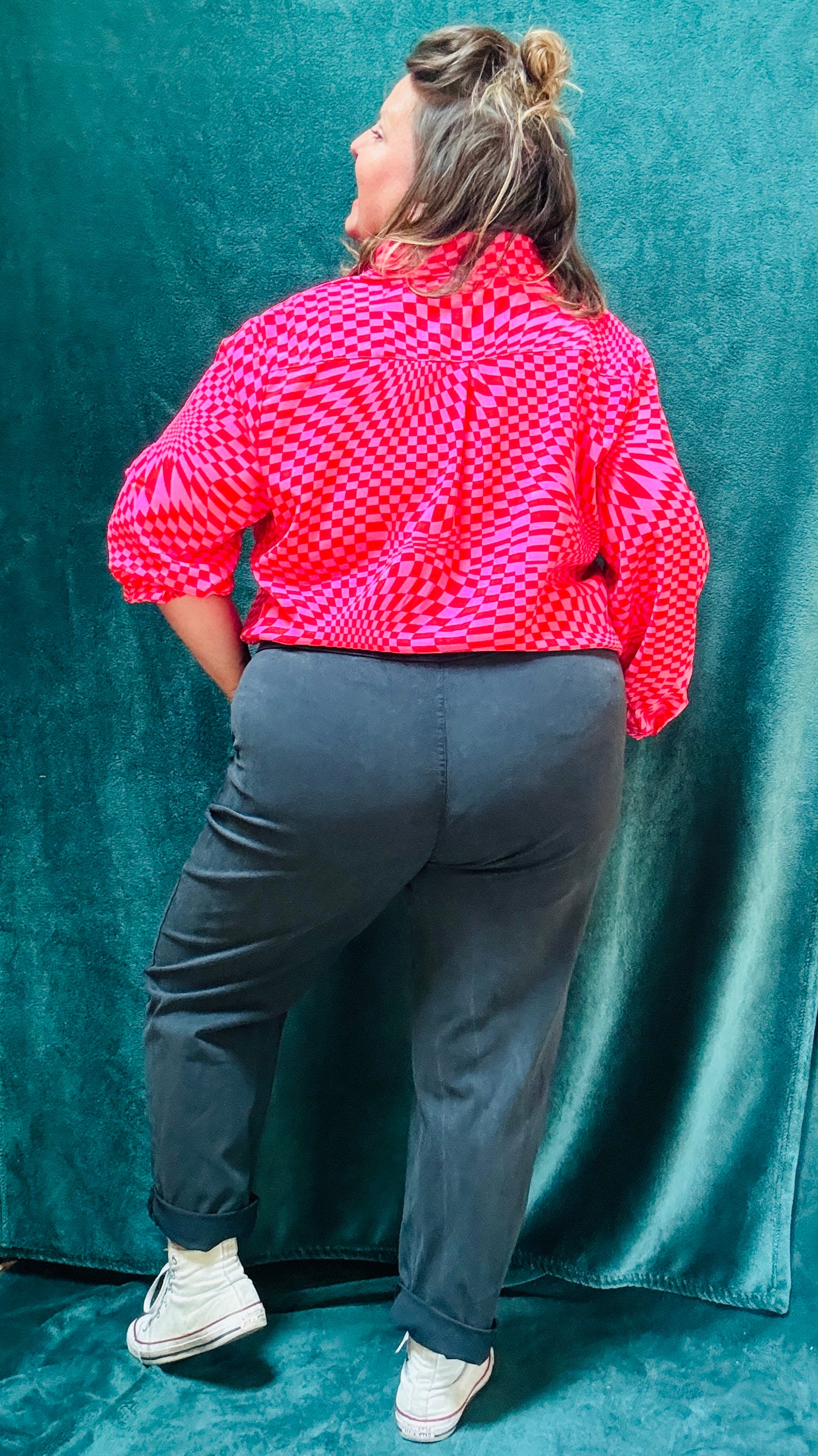 Cette blouse grande taille est la pièce phare pour toutes celles qui souhaitent ajouter de la couleur et du caractère à leur style, tout en restant à l’aise et confortables.