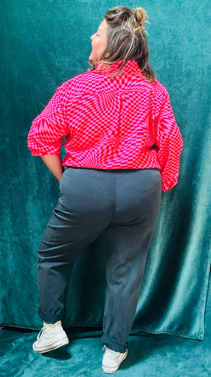 Cette blouse grande taille est la pièce phare pour toutes celles qui souhaitent ajouter de la couleur et du caractère à leur style, tout en restant à l’aise et confortables.