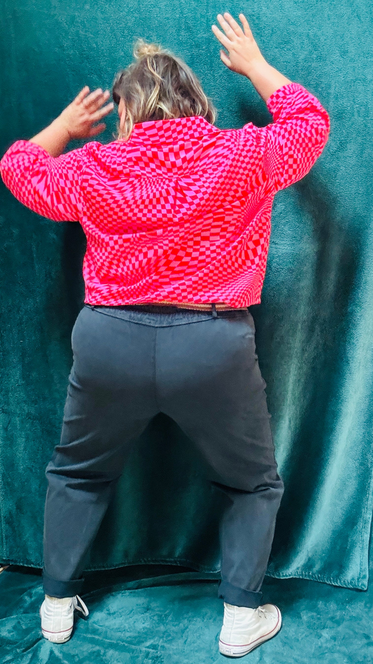 Cette blouse grande taille est la pièce phare pour toutes celles qui souhaitent ajouter de la couleur et du caractère à leur style, tout en restant à l’aise et confortables.
