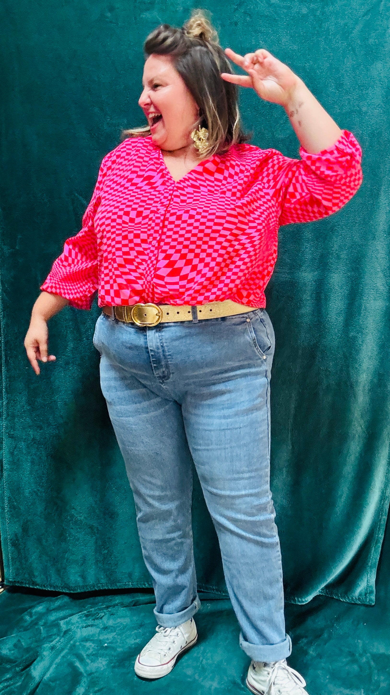Cette blouse grande taille est la pièce phare pour toutes celles qui souhaitent ajouter de la couleur et du caractère à leur style, tout en restant à l’aise et confortables.