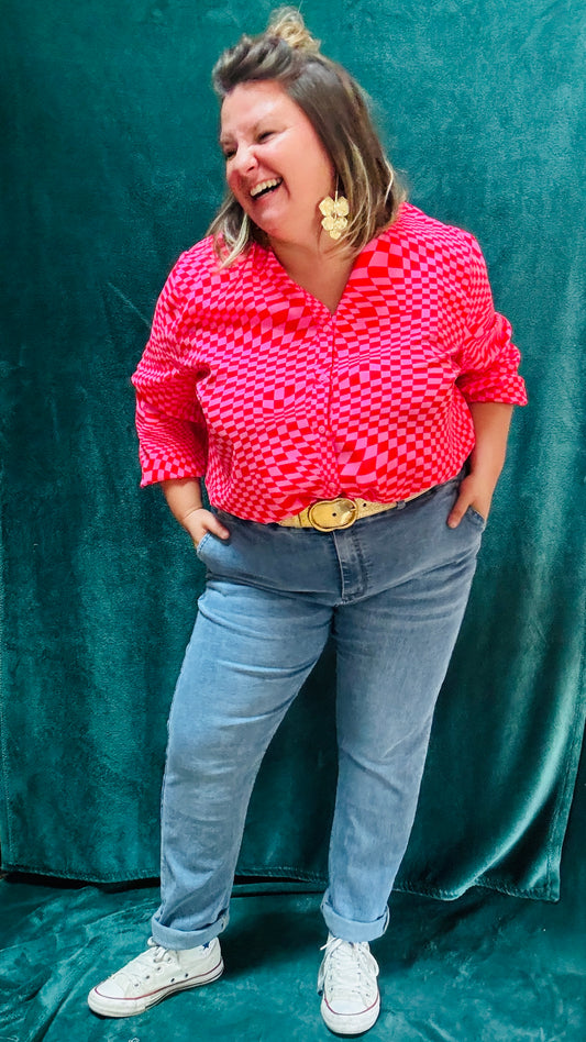 Cette blouse grande taille est la pièce phare pour toutes celles qui souhaitent ajouter de la couleur et du caractère à leur style, tout en restant à l’aise et confortables.