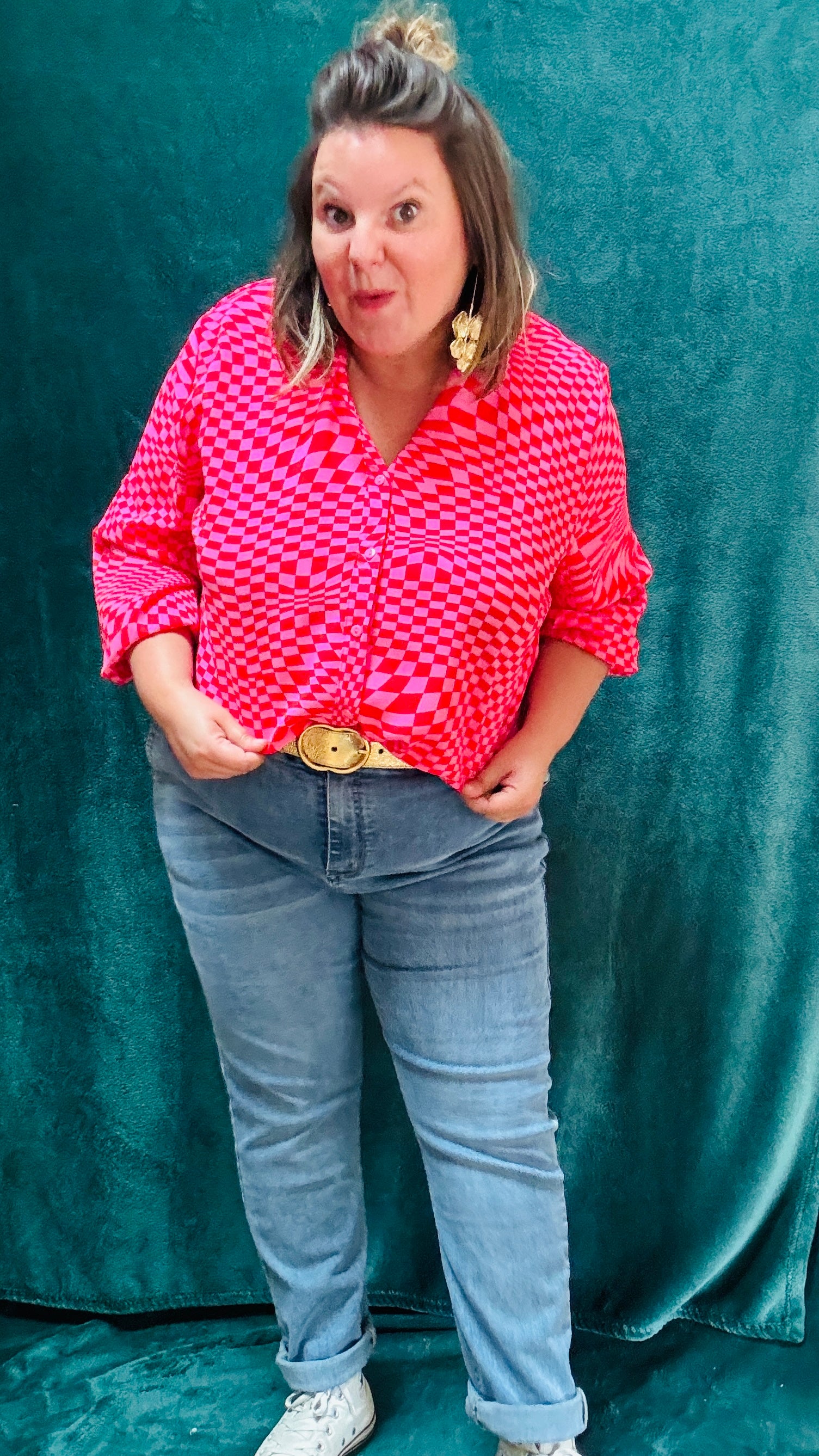 Cette blouse grande taille est la pièce phare pour toutes celles qui souhaitent ajouter de la couleur et du caractère à leur style, tout en restant à l’aise et confortables.