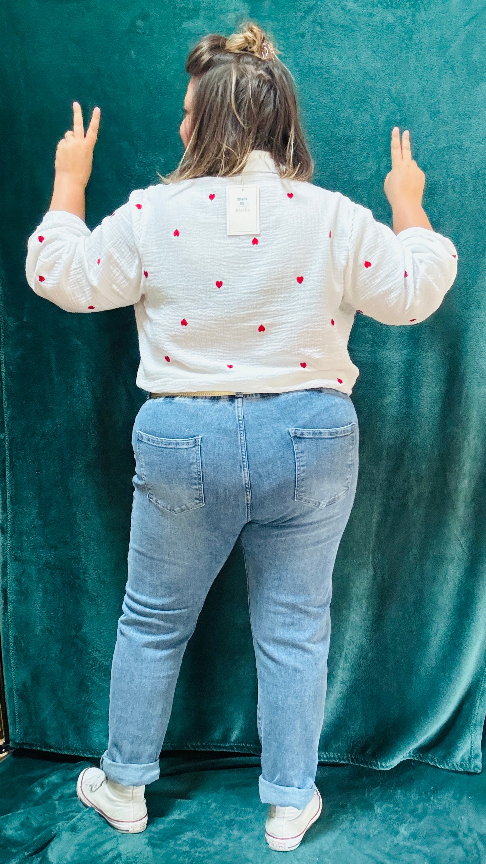 Cette chemise grande taille est parfaite pour celles qui cherchent à allier confort, romantisme et originalité, tout en apportant une touche artistique à leurs tenues du quotidien ou pour des occasions spéciales.