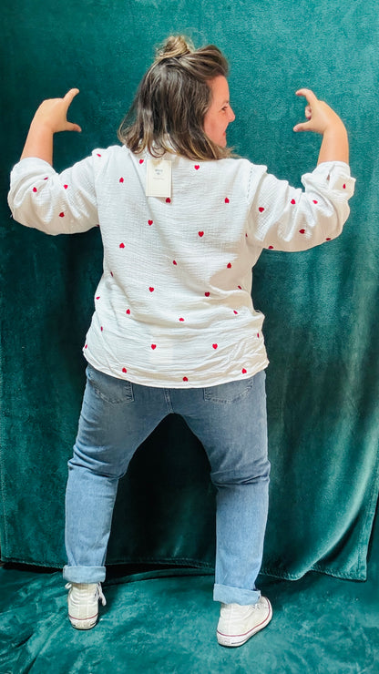 Cette chemise grande taille est parfaite pour celles qui cherchent à allier confort, romantisme et originalité, tout en apportant une touche artistique à leurs tenues du quotidien ou pour des occasions spéciales.