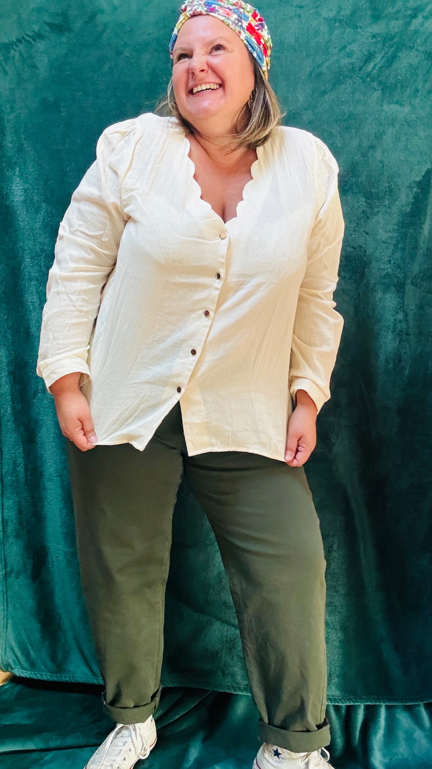 Ajoutez cette blouse grande taille unie beige à votre collection et profitez d'une pièce confortable, élégante et idéale pour sublimer votre style, que ce soit au quotidien ou pour des occasions spéciales.